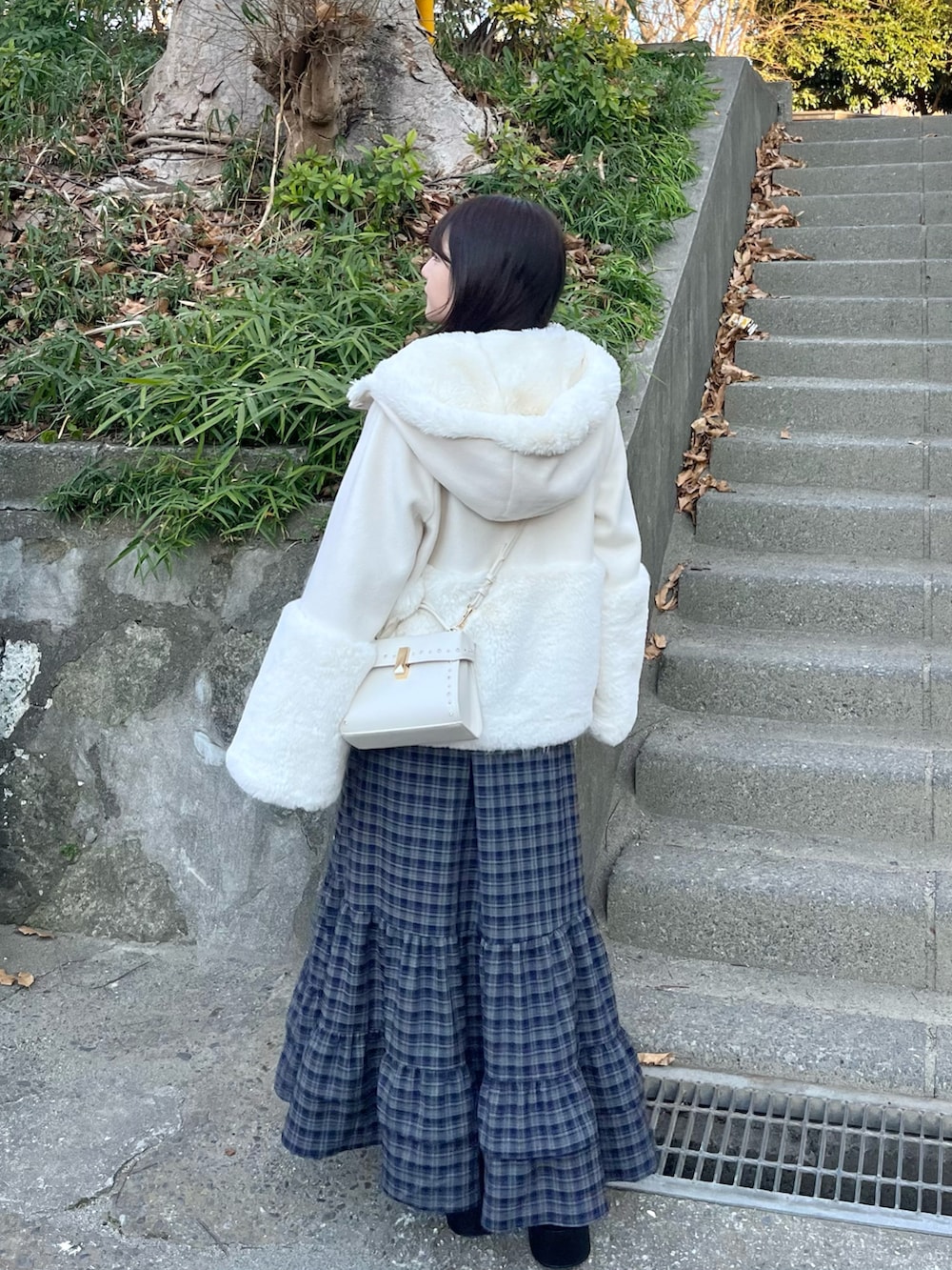 「真冬のあったかスタイル、キレイめ、甘めコーデ、大人可愛い、スカートスタイル、ティアードスカート、ネイビー×ホワイト、シンプルスタイル、休日スタイル、低身長コーデ、今日のコーデ、ショートブーツ、チェック、umm.claïr」|「umm.claïrのアイテム(スカート、ブルー系)」を使った、miyu Ӧさん(レディース・149cm)の冬コーディネートの2枚目の写真
