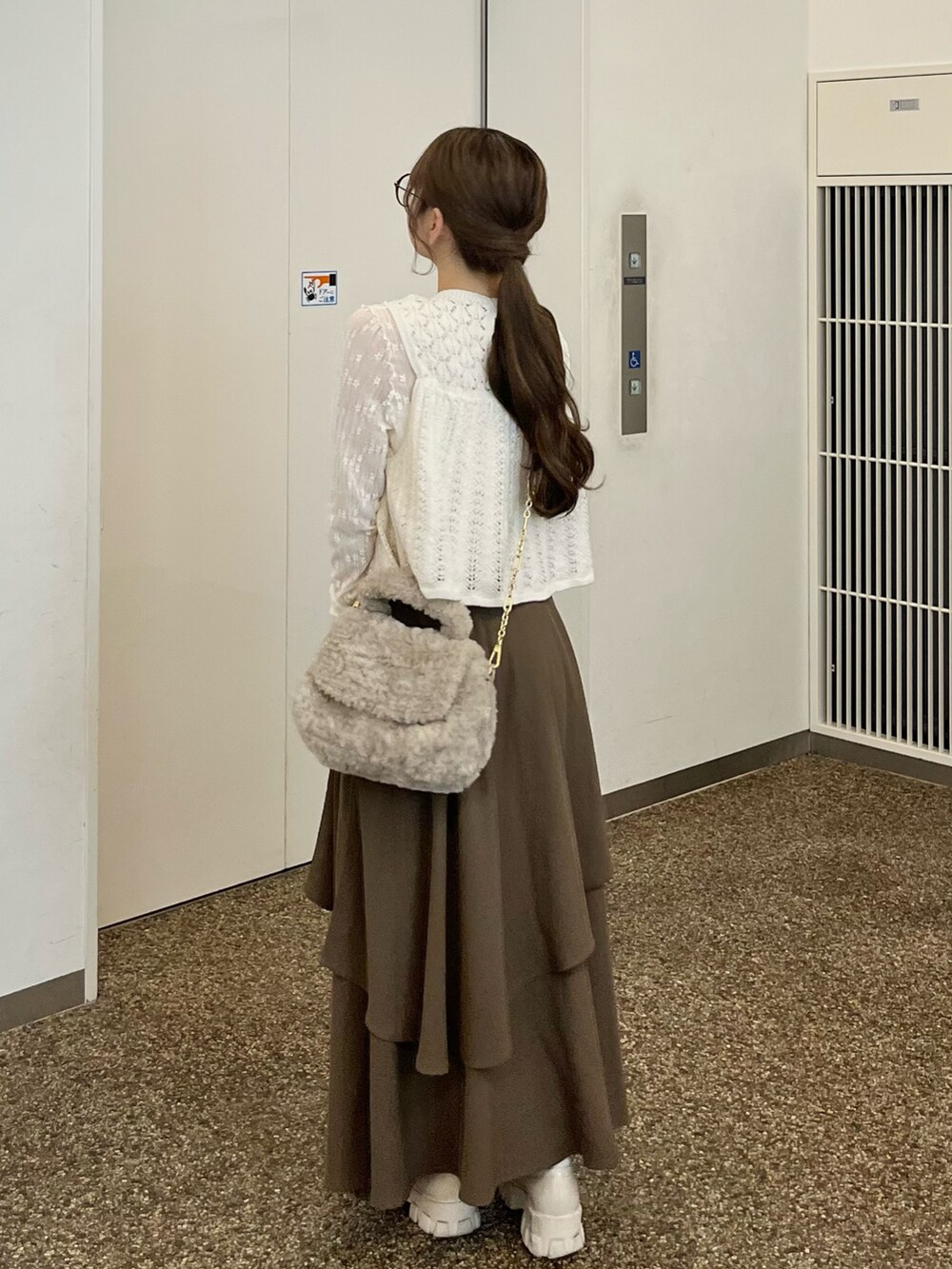 「秋服まるっと大公開、お出かけコーデ、シンプルコーデ、秋のコーデ、低身長コーデ、大人かわいい、秋服準備はじめました、ティアードスカート、ローファー、ニットビスチェ、淡色女子、淡色コーデ、ZARA、ブラウン」｜「Ambre Neigeの花柄メロー指穴トップス／【WEB/EC限定商品】（Tシャツ/カットソー、ホワイト系）」を使った、miyu Ӧさん（レディース・148cm）の秋コーディネートの2枚目の写真