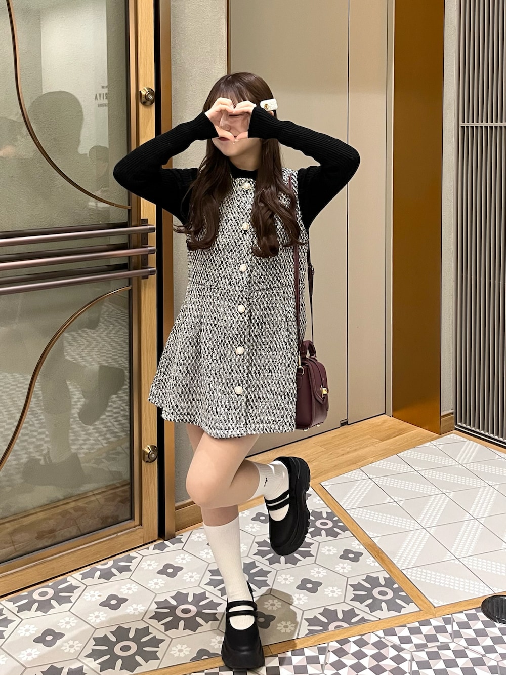 「おでかけコーデ、冬のコーデ、大人かわいい、スカートスタイル、ワンピースコーデ、オトナガーリー、ぺプラムトップス、ペプラムワンピース、GRL、フレンチガーリー、ガーリーコーデ、モノトーンコーデ、ファー小物」｜「one after another NICE CLAUPのふわふわな肌触りで軽い着心地。ファーショートコート（その他アウター、ホワイト系）」を使った、miyu Ӧさん（レディース・148cm）の冬コーディネートの4枚目の写真
