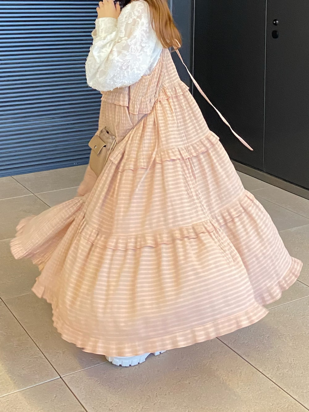 「秋のコーデ、お出かけコーデ、着回しコーデ、キャミワンピース、大人かわいい、低身長コーデ、ガーリーコーデ、ローファー、ボリューム袖、ボリュームスカート、ティアードスカート」｜「Alley by w closetの【Alley】ギンガムチェックフリルティアードキャミワンピース（ワンピース、ピンク系）」を使った、miyu Ӧさん（レディース・148cm）の秋コーディネートの3枚目の写真