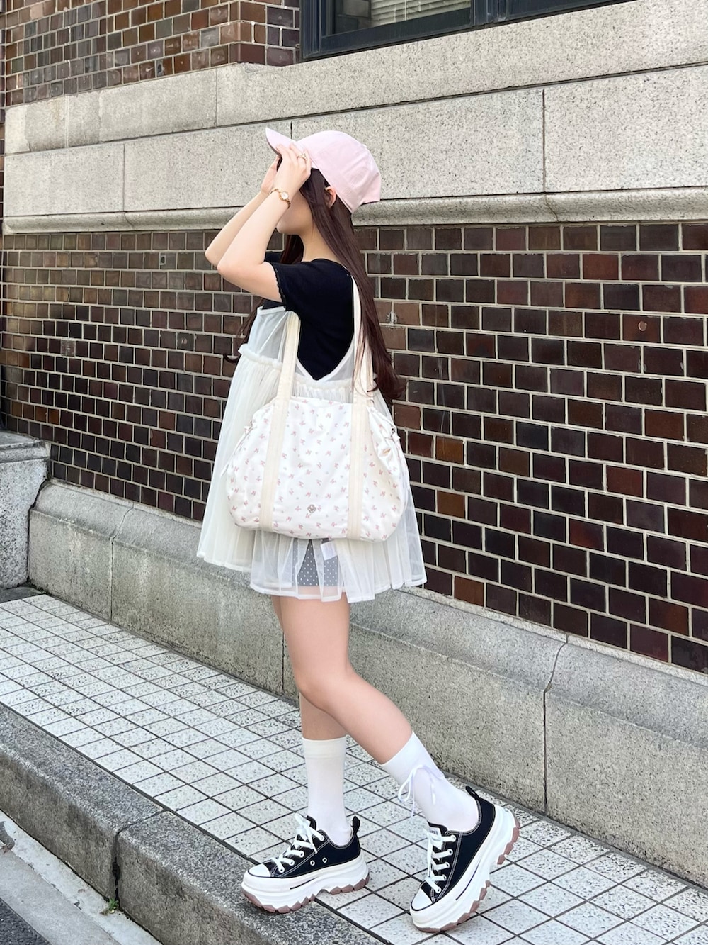 「夏コーデ、カジュアルガーリー、夏だ！Tシャツ着よう！、夏ファッション、厚底シューズ、厚底スニーカー、コンバース、レイヤードスタイル、休日スタイル、今日のコーデ、夏服、キャップ、チュール」｜「titivateのボリュームチュールキャミソールトップス（Tシャツ/カットソー、ホワイト系）」を使った、miyu Ӧさん（レディース・148cm）の夏コーディネートの2枚目の写真