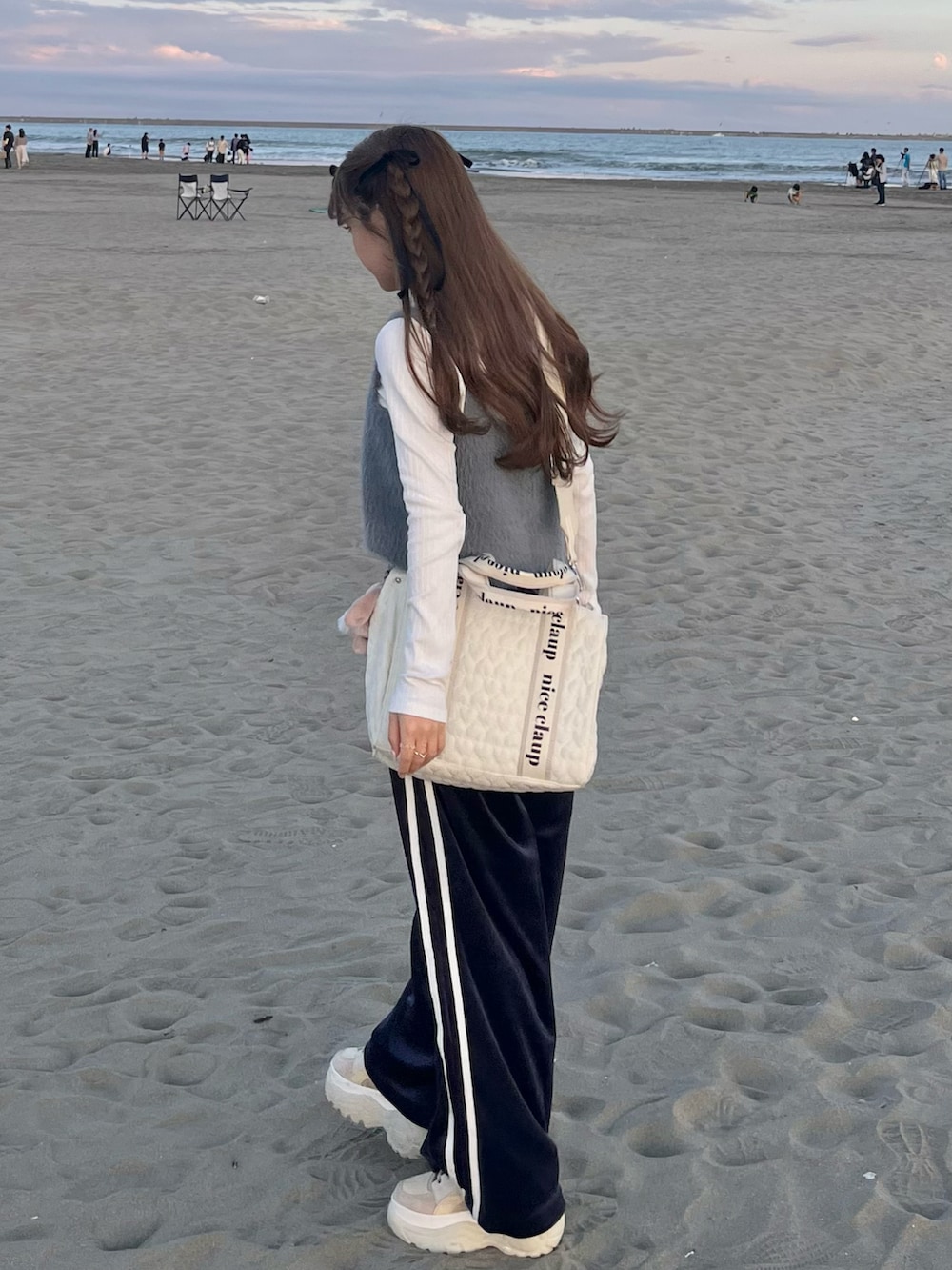 「秋服まるっと大公開、秋コーデ、ゆるコーデ、ラクチンコーデ、おでかけコーデ、休日スタイル、初秋コーデ、今日のコーデ、カジュアルガーリー、パンツスタイル、低身長コーデ、厚底シューズ、フェススタイル」｜「w closetの【セットアップ対応】ベロアラインパンツ（その他パンツ、ブルー系）」を使った、miyu Ӧさん（レディース・148cm）の秋コーディネートの2枚目の写真