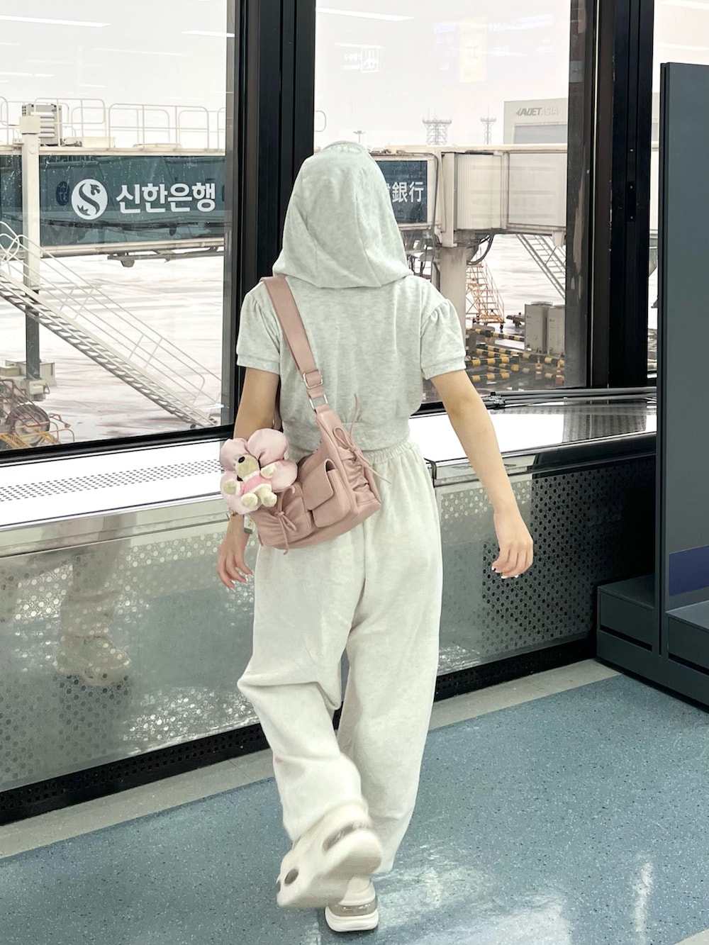 「秋服コーデ、低身長コーデ、ワントーンコーデ、韓国ファッション、厚底スニーカー、ゆるコーデ、スニーカーコーデ、韓国コーデ、低身長、スウェット、空港ファッション、カジュアルコーデ」｜「mlineの【5色展開】[mline]刺繍ニットキャミ（キャミソール、グレー系）」を使った、miyu Ӧさん（レディース・148cm）の秋コーディネートの2枚目の写真