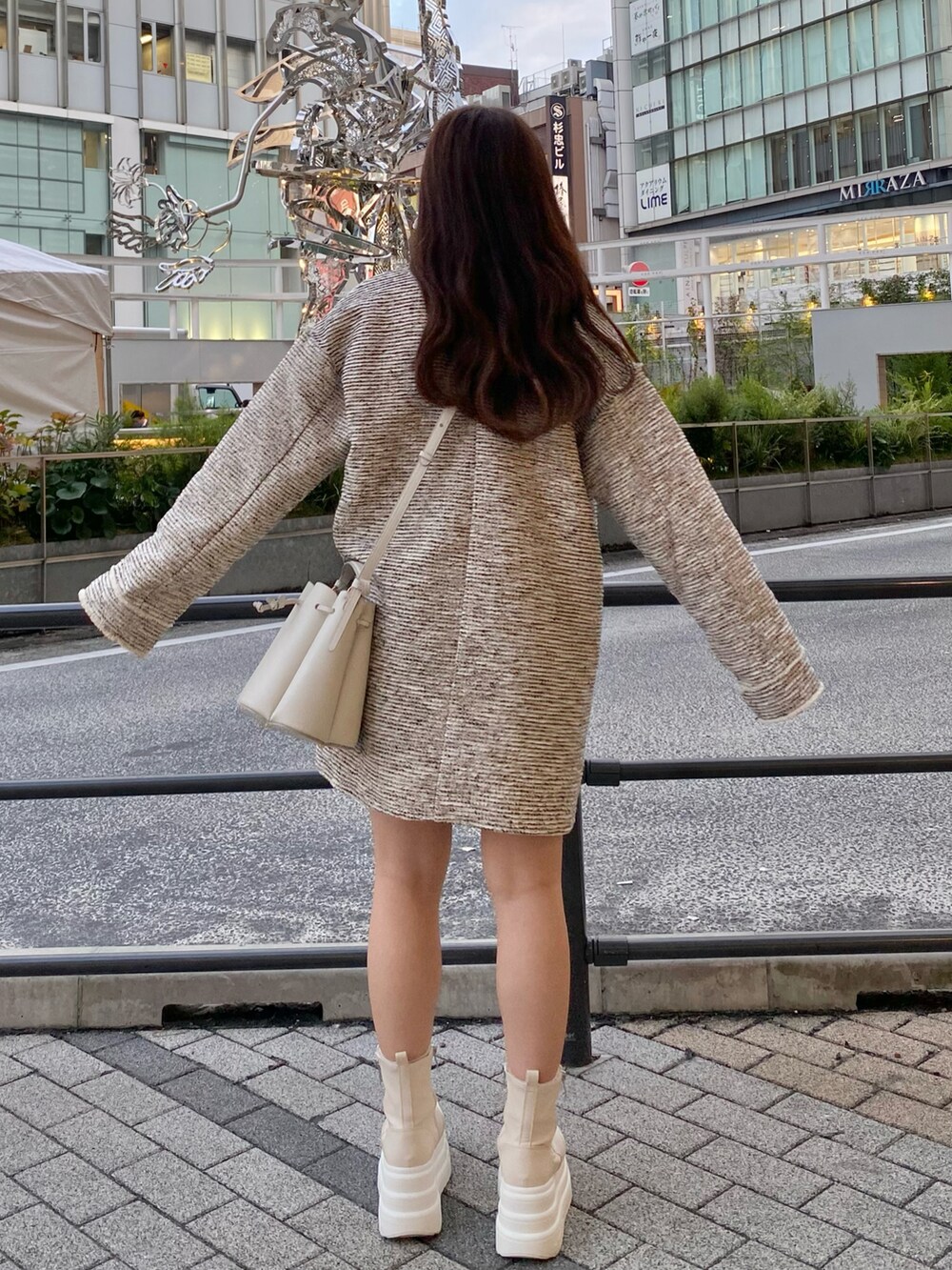 ベージュ系のその他トップス、ホワイト系のバッグ、ホワイト系のスニーカーを着用したレディースの秋コーディネートの2枚目の写真