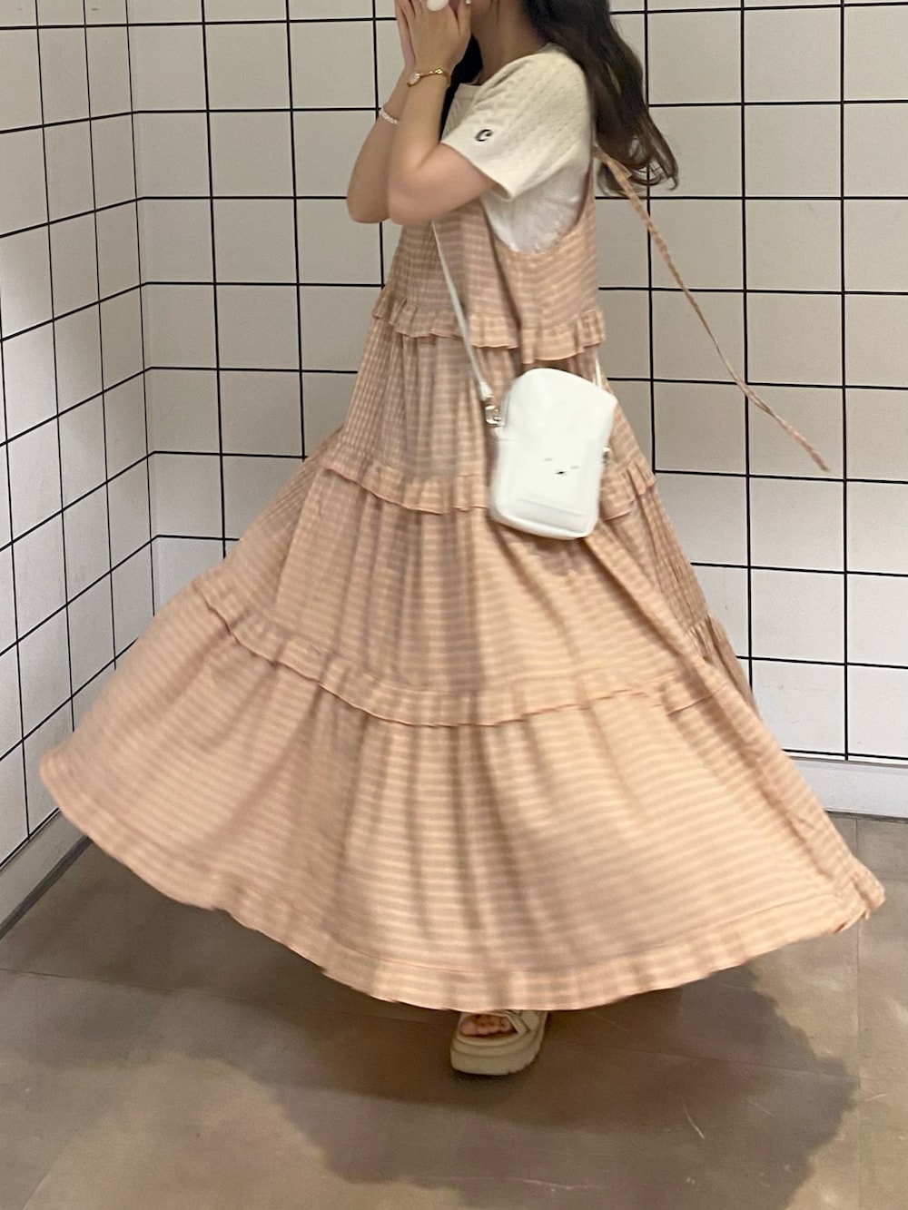 「秋カラー、秋服準備はじめました、キャミワンピ、ミニバッグ、厚底シューズ、ボリュームスカート、ニット」｜「Alley by w closetの【Alley】ギンガムチェックフリルティアードキャミワンピース（ワンピース、ピンク系）」を使った、miyu Ӧさん（レディース・148cm）の秋コーディネートの3枚目の写真