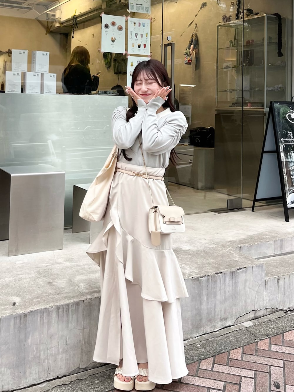 「夏コーデ、春夏コーデ、厚底サンダル、フェミニンコーデ、ブルーコーデ、低身長女子、低身長コーデ、シンプルコーデ、休日スタイル、今日のコーデ、淡色コーデ」｜「Ferouxの配色襟パワショル ニット（ニット/セーター、グリーン系）」を使った、miyu Ӧさん（レディース・149cm）の夏コーディネートの2枚目の写真