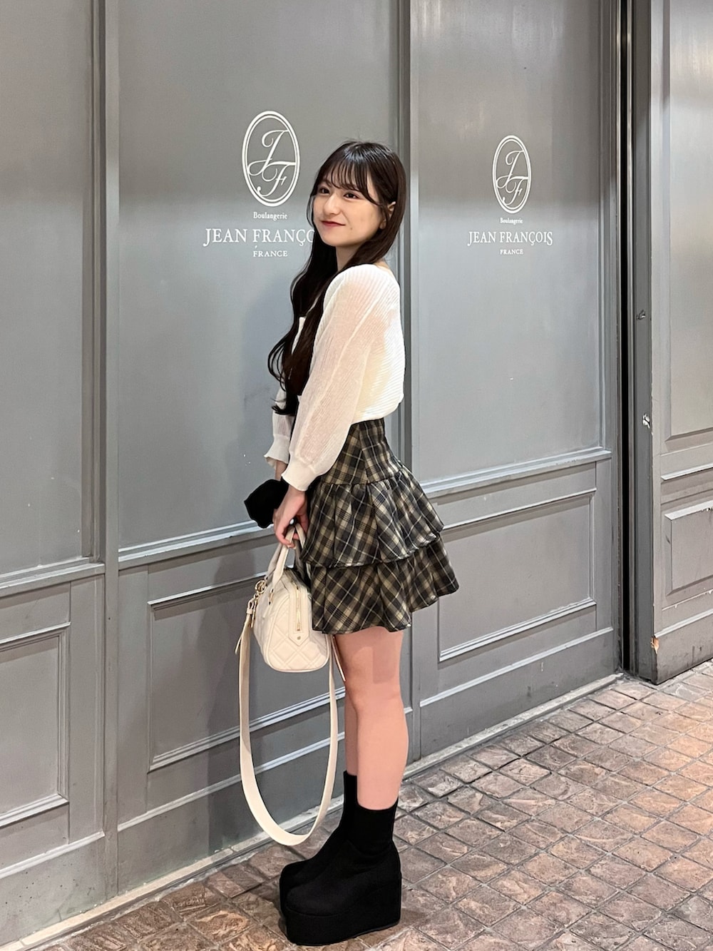 「淡色コーデ、おでかけコーデ、秋服、シンプルコーデ、低身長女子、今日のコーデ、低身長コーデ、厚底ブーツ、秋服コーデ、チェック、ボストンバッグ、厚底シューズ、ブーツ、ショートブーツ」|「w closetの【SETアイテム】シアーボレロ&リブキャミソール(カーディガン/ボレロ、ホワイト系)」を使った、miyu Ӧさん(レディース・149cm)の秋コーディネートの2枚目の写真