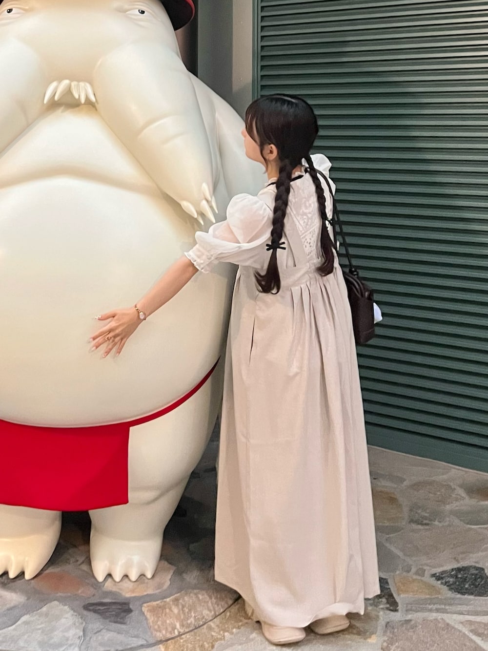「休日スタイル、大人可愛い、お出かけコーデ、レトロガーリー、淡色コーデ、淡色女子、キャミワンピ、ワンピーススタイル、シンプルコーデ、ガーリーコーデ、厚底サンダル、夏服、夏コーデ、テーマパークコーデ」|「LEPSIMのリネンライクスクエアワンピース 120805(ワンピース、ホワイト系)」を使った、miyu Ӧさん(レディース・148cm)の夏コーディネートの2枚目の写真