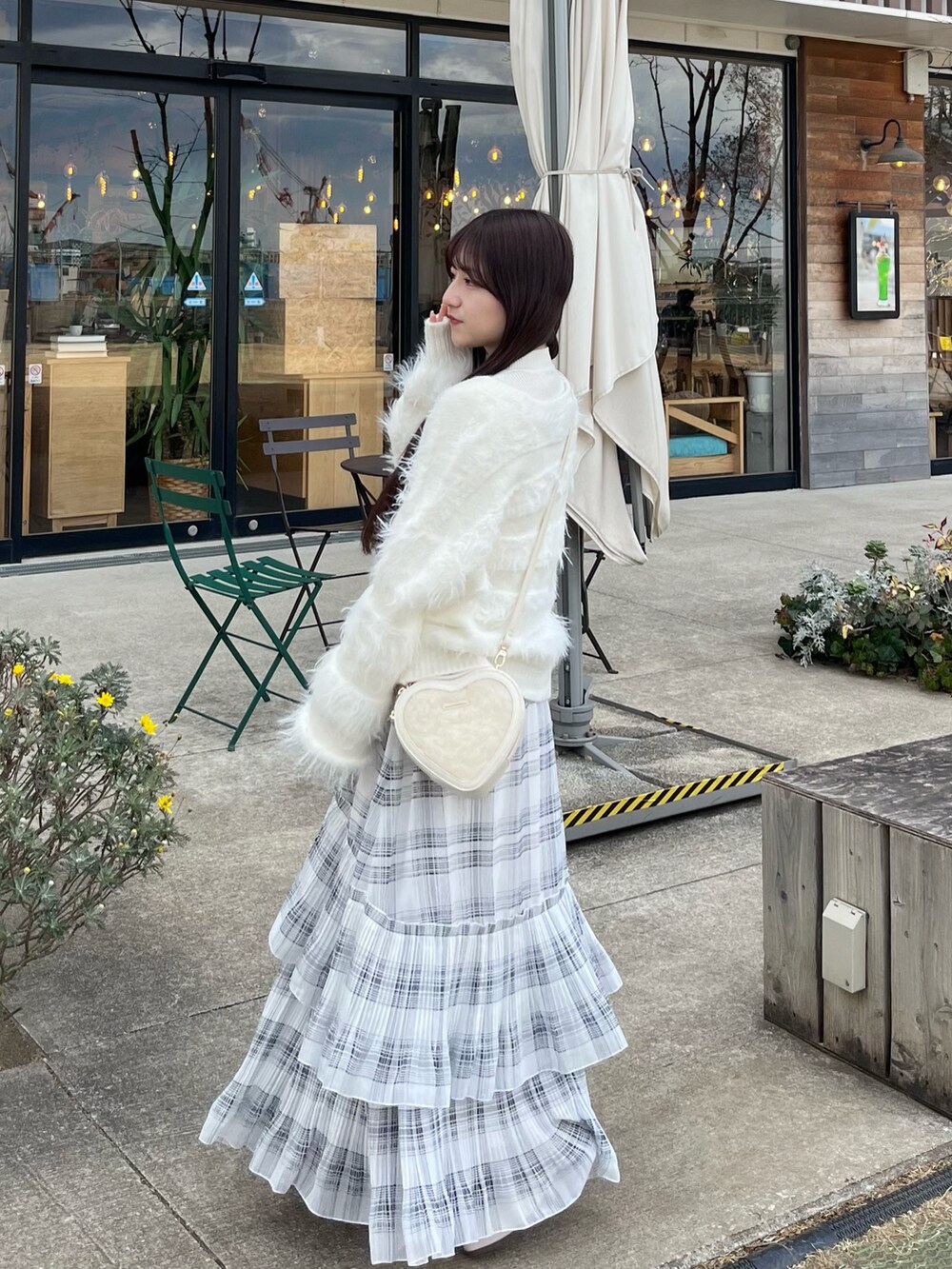 「今日のコーデ、春色、大人かわいい、初春コーデ、スカートスタイル、ニットカーディガン、ブルべ夏、春先取り、春コーデ、シアースカート、低身長コーデ、春服、カーディガン、ロングスカート、休日スタイル」|「TITTY&CO.のフェザーニットスクエアボタンカーデ(カーディガン/ボレロ、ホワイト系)」を使った、miyu Ӧさん(レディース・149cm)の冬コーディネートの2枚目の写真