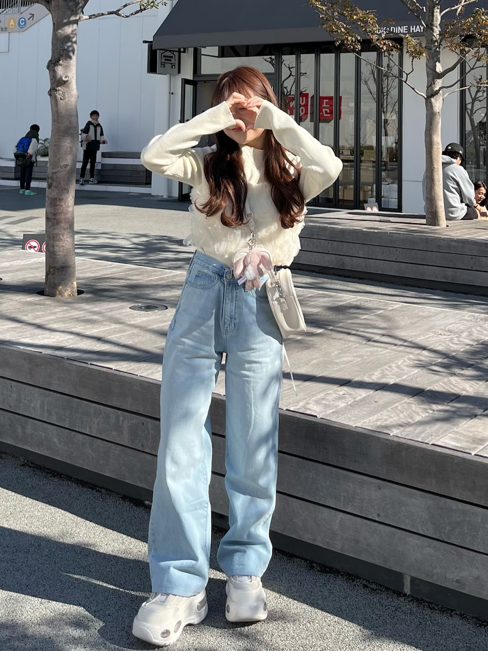 「カジュアルコーデ、大人かわいい、パンツスタイル、春、おでかけコーデ、春コーデ、ビスチェ、デニム、デニムコーデ、春服、厚底シューズ、チュール」|「UNIQLOのアイテム(デニムパンツ、ブルー系)」を使った、miyu Ӧさん(レディース・148cm)の冬コーディネートの2枚目の写真