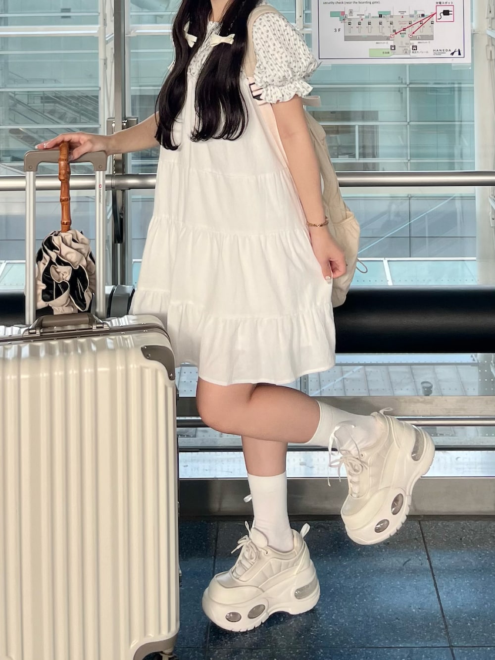 「お出かけコーデ、今日のコーデ、骨格ウェーブ、シンプルスタイル、ガーリーコーデ、休日スタイル、低身長コーデ、キャミワンピ、韓国ファッション、ミニワンピ、厚底シューズ、ワントーンコーデ、ホワイトコーデ」|「merry jennyの小花柄パフスリーブTee(Tシャツ/カットソー、ブルー系)」を使った、miyu Ӧさん(レディース・148cm)の夏コーディネートの2枚目の写真