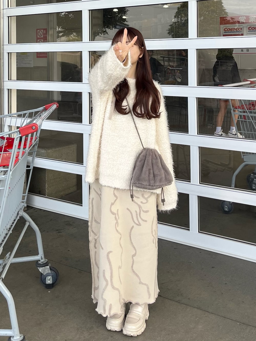 「冬を彩る色いろコーデ、お出かけコーデ、シンプルスタイル、冬のコーデ、今日のコーデ、オトナカワイイ、ファーバッグ、ニットワンピース、休日コーデ、ワントーンコーデ、キャミワンピ、ニットカーディガン、ミニバッグ、ローファー」|「mysticの【3色展開】シャギーラメポップニットカーディガン(カーディガン/ボレロ、ホワイト系)」を使った、miyu Ӧさん(レディース・148cm)の冬コーディネートの2枚目の写真