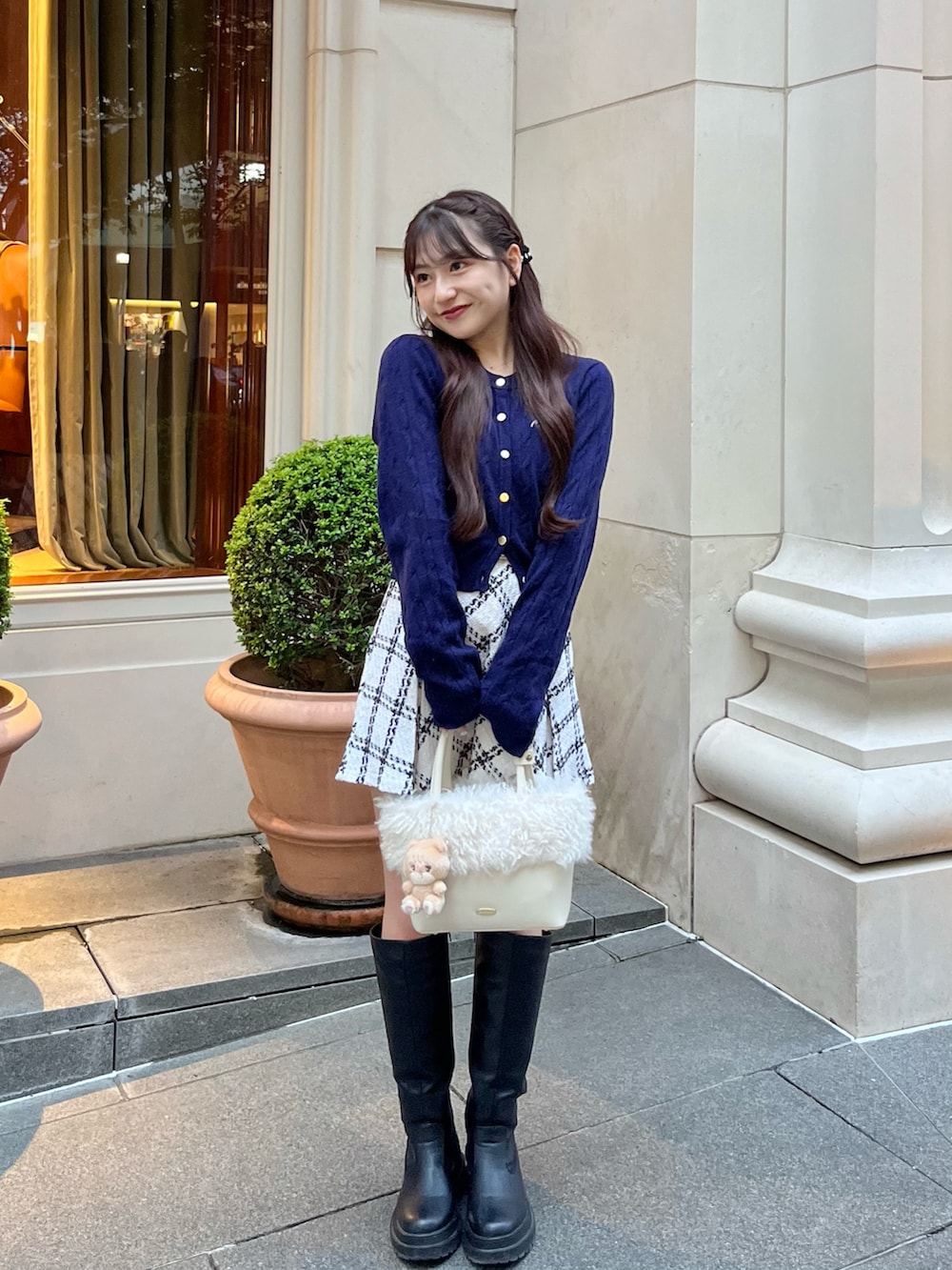 「秋コーデ、シンプル、大人かわいい、大人ガーリー、今日のコーデ、ネイビー、ケーブルニット、低身長コーデ、秋服、チェック、シンプルコーデ、ロングブーツ」｜「GRLのアイテム（スカート、ホワイト系）」を使った、miyu Ӧさん（レディース・149cm）の秋コーディネートの2枚目の写真