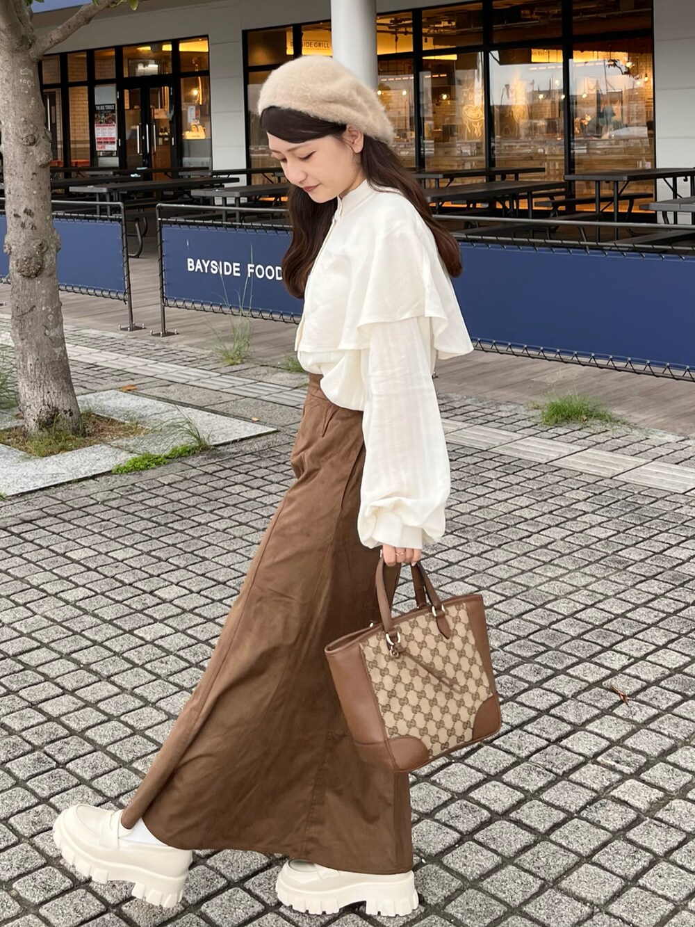 「秋コーデ、秋冬コーデ、秋服準備はじめました、淡色コーデ、大人コーデ、袖ボリューム、ベロア、ベレー帽、ブラウス、ベロアスカート、大人ガーリー、低身長コーデ」｜「Kastaneの【SETUP対応】SETUPミリタリーマーメイドスカート（スカート、ブラウン系）」を使った、miyu Ӧさん（レディース・148cm）の秋コーディネートの3枚目の写真
