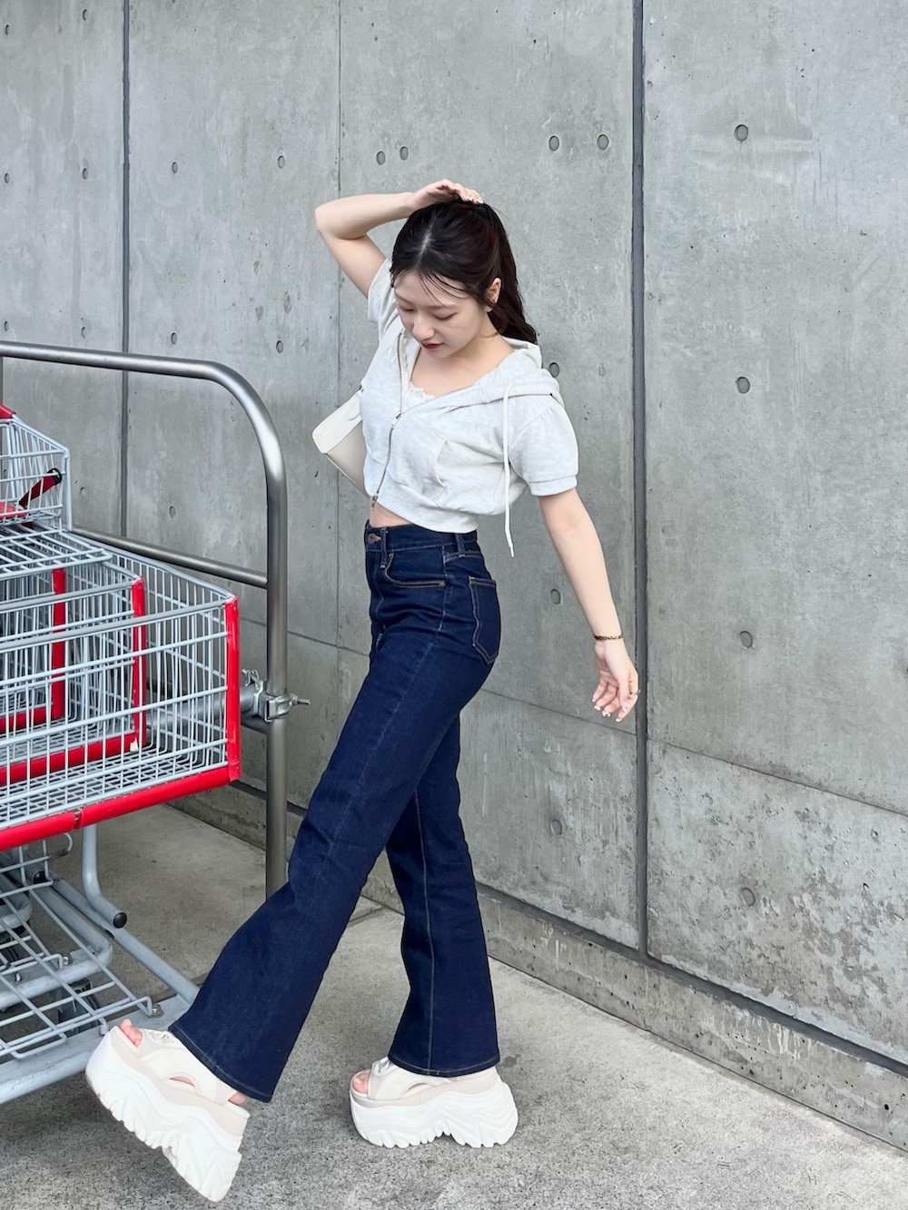 「フェスコーデ、シンプルスタイル、夏服、サンダルコーデ、カジュアルガーリー、パンツコーデ、デニム、低身長コーデ、シンプルコーデ、休日スタイル、今日のコーデ」｜「MOUSSYのHW Rebirth FLARE（デニムパンツ、ブルー系）」を使った、miyu Ӧさん（レディース・148cm）の夏コーディネートの3枚目の写真
