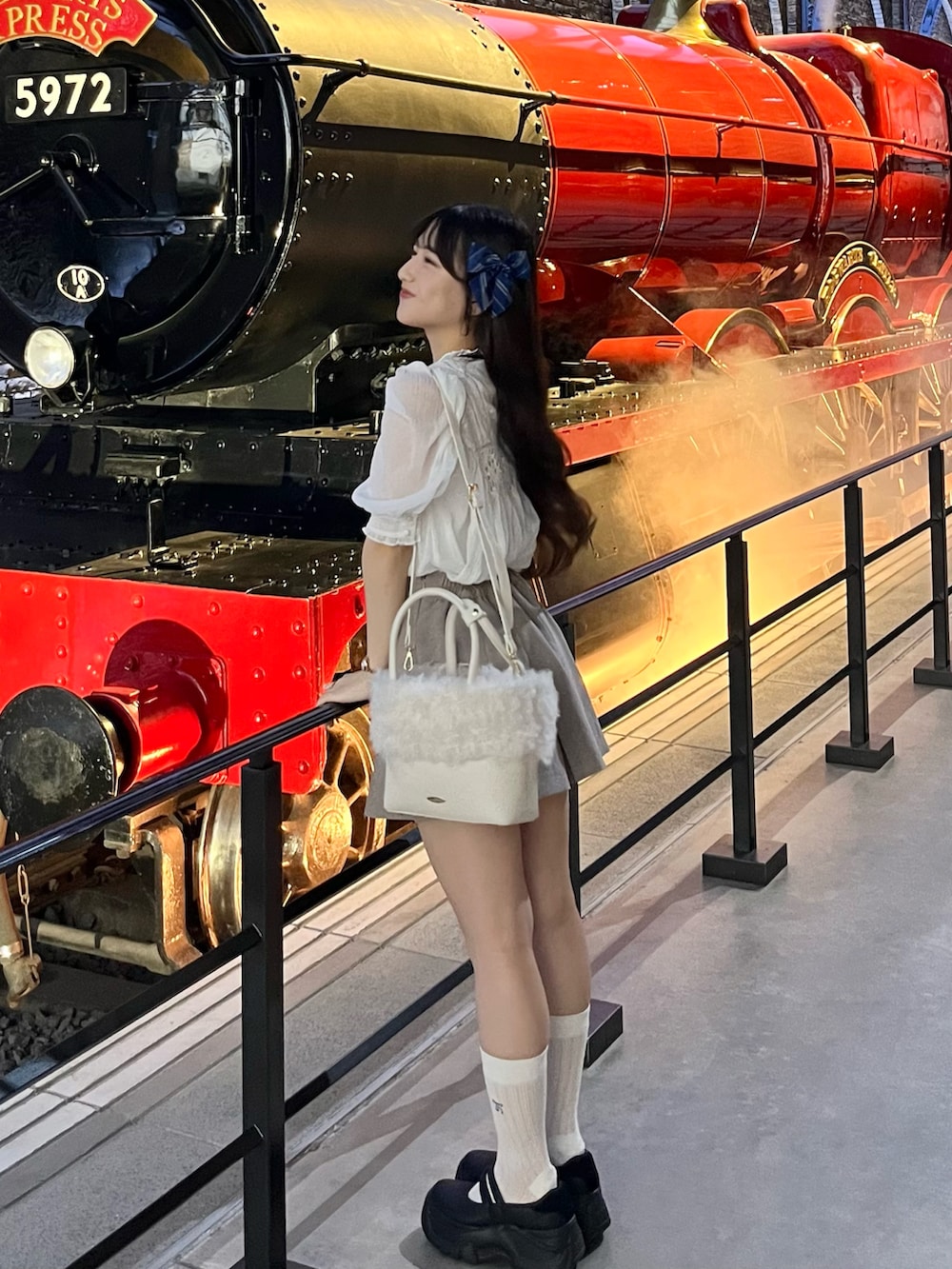 ホワイト系のショルダーバッグ、その他のシャツ/ブラウス、ベージュ系のスカートを着用したレディースの秋コーディネートの2枚目の写真