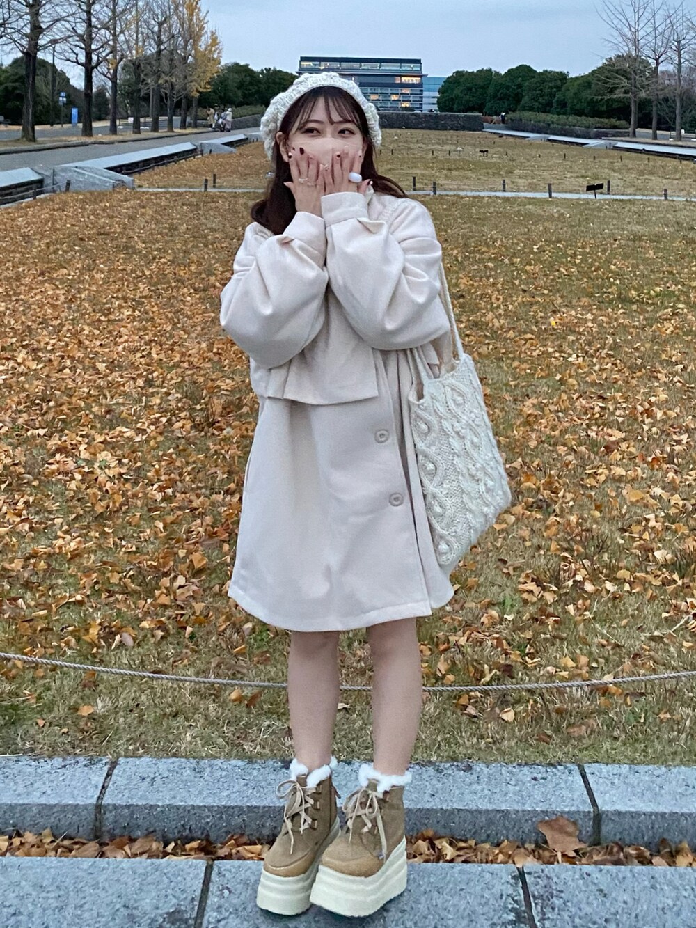 「クリスマスに着たい服、秋冬コーデ、休日コーデ、ワントーンコーデ、冬アウター、お出かけコーデ、冬コーデ、トートバッグ、ベレー帽、GRL、厚底シューズ、厚底ブーツ」|「GRLのアイテム(ジャケット/アウター、ホワイト系)」を使った、miyu Ӧさん(レディース・148cm)の冬コーディネートの3枚目の写真
