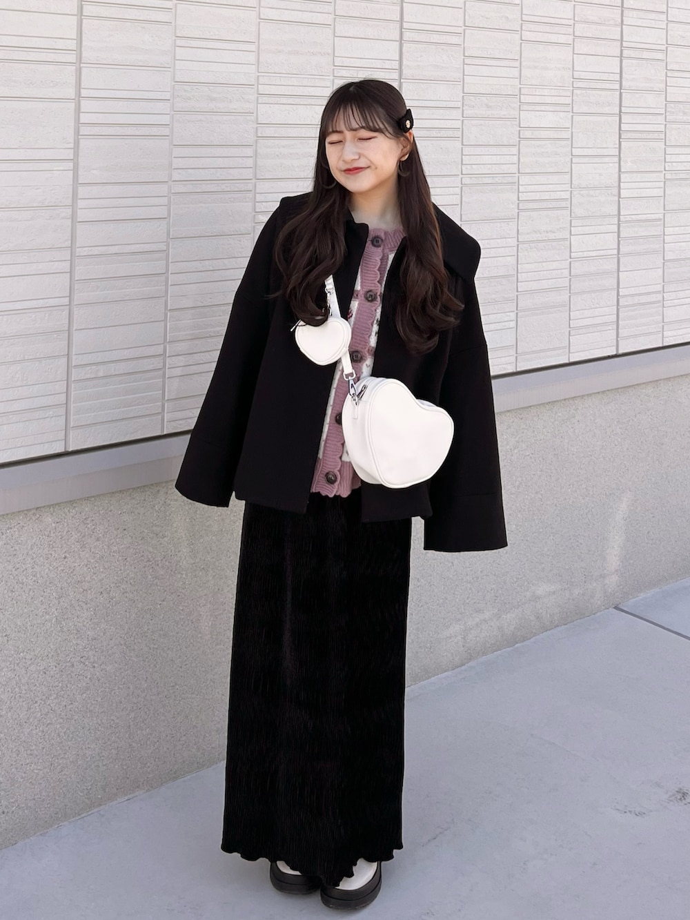 「ラクチンコーデ、あったかコーデ、アウターコーデ、休日スタイル、ニットコーデ、冬服コーデ、ベロアスカート、シンプルコーデ、お出かけコーデ、今日のコーデ、大人ガーリー、大人かわいい」|「VISの【静電防止裏地】再生ポリエステルジャージメルトンコクーンショートコート【susutainable】(その他アウター、ブラック系)」を使った、miyu Ӧさん(レディース・148cm)の冬コーディネートの2枚目の写真