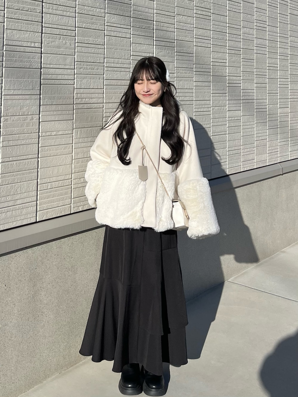 「おでかけコーデ、今日のコーデ、冬服コーデ、オトナカワイイ、スカートコーデ、ティアードスカート、モノトーンコーデ、モノトーン、休日スタイル、低身長コーデ、シンプルコーデ、ファーコート、ショートブーツ、ブーツ」|「ASTORIA ODIERのリボンブローチ付きフードファー切替コート(その他アウター、ホワイト系)」を使った、miyu Ӧさん(レディース・149cm)の冬コーディネートの2枚目の写真