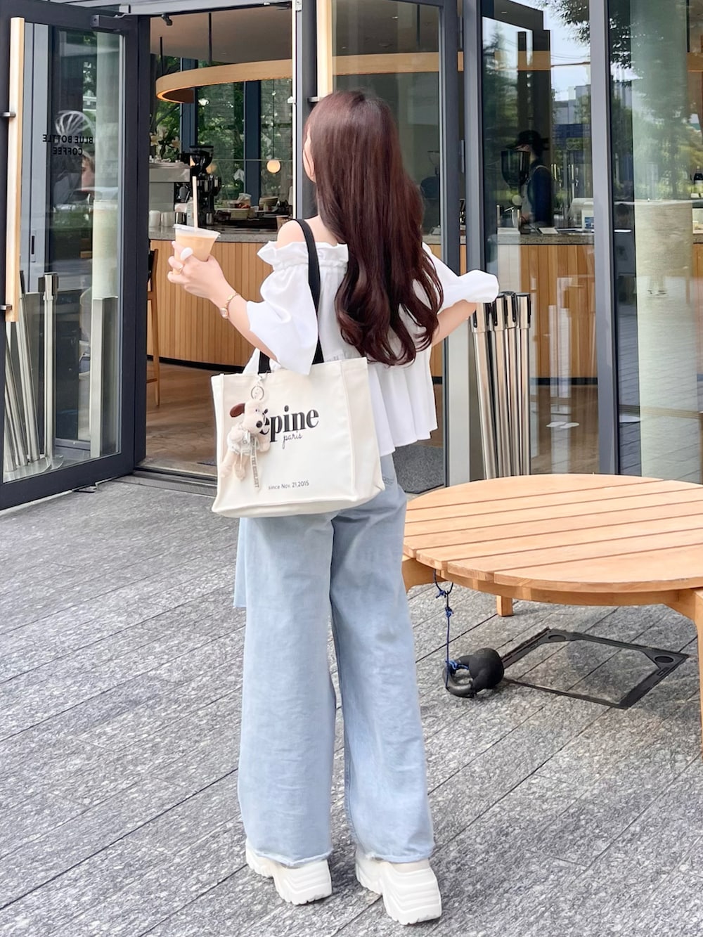 「今日のコーデ、休日コーデ、おでかけコーデ、パンツコーデ、パンツスタイル、デニムコーデ、厚底サンダル、ナチュラルガーリー、厚底シューズ、低身長コーデ、オフショル、カジュアルガーリー、シンプルコーデ、デニム、フェススタイル」｜「mysticのクラッシュデニム（デニムパンツ、ブルー系）」を使った、miyu Ӧさん（レディース・148cm）の夏コーディネートの2枚目の写真