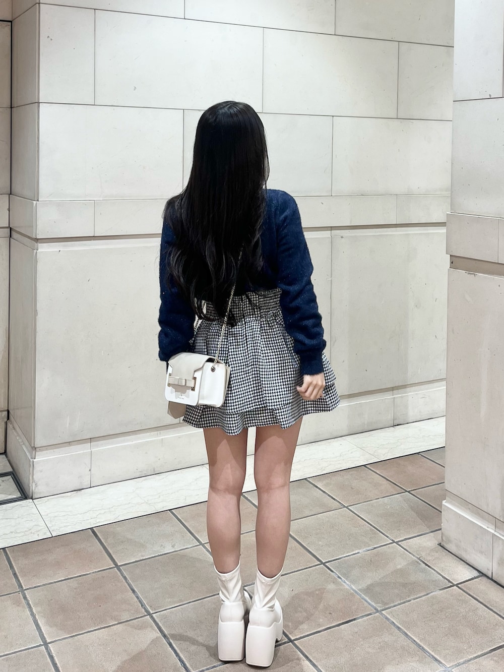 「最近のいい感じコーデ、休日スタイル、冬服、秋冬コーデ、ニットカーディガン、厚底ブーツ、GRL、プチプラ、低身長コーデ、シンプルコーデ、カーディガン、ブーツ、ショートブーツ」｜「GRLのアイテム（スカート、ブラック系）」を使った、miyu Ӧさん（レディース・149cm）の秋コーディネートの2枚目の写真