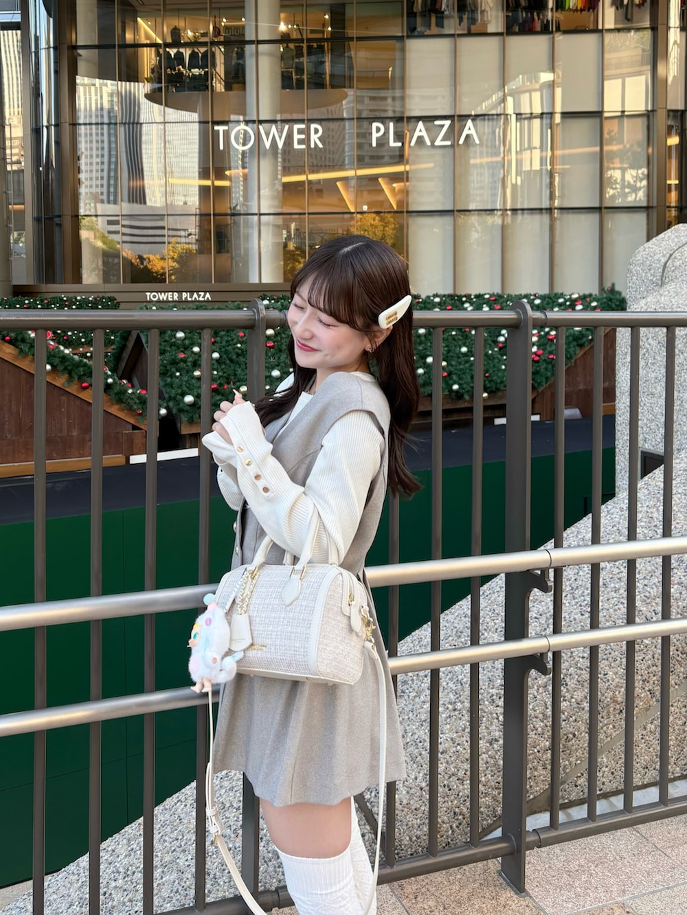 ベージュ系のその他アウター、ホワイト系のボストンバッグ、ホワイト系のシューズを着用したレディースの冬コーディネートの2枚目の写真