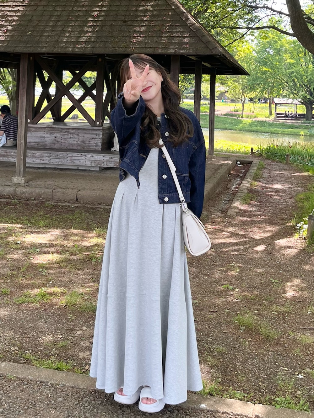 「休日コーデ、シンプルスタイル、ワンピースコーデ、お出かけコーデ、オトナカワイイ、大人ガーリー、低身長コーデ、デニムコーデ、デニムジャケット、ロングワンピース、厚底サンダル、春コーデ」｜「LIMMSEの【LIMMSE】カットフレアロングワンピース（ワンピース、グレー系）」を使った、miyu Ӧさん（レディース・148cm）の春コーディネートの2枚目の写真