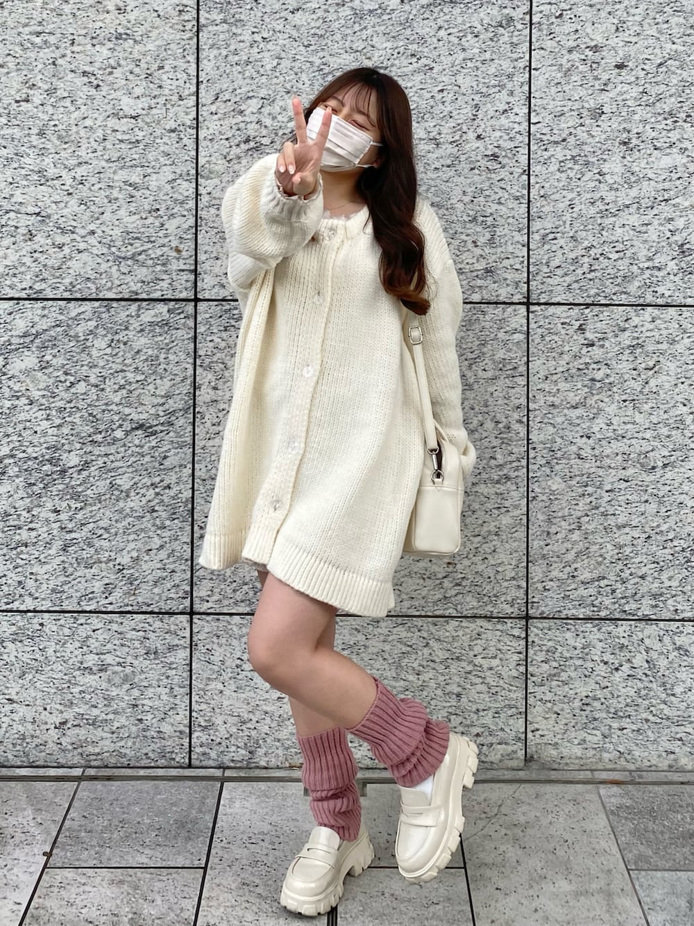 「冬のコーデ、休日スタイル、ゆるニット、クリスマスに着たい服、ワンピース、オーバーサイズ、ゆったりコーデ、低身長女子、高身長女子、淡色コーデ、レッグウォーマー、ホワイトコーデ、未来のWEARISTAプロジェクト」｜「one after another NICE CLAUPの厚底ローファー（ローファー、ホワイト系）」を使った、miyu Ӧさん（レディース・148cm）の秋コーディネートの3枚目の写真