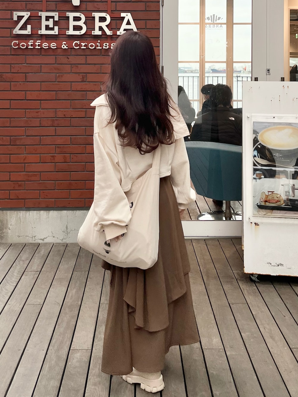 「シンプルコーデ、休日コーデ、ゆるコーデ、低身長コーデ、おでかけコーデ、大人ガーリー、スカートコーデ、ティアードスカート、ハーフジップ、春コーデ、ローファー、チョコ色に染まれ、トートバッグ、厚底シューズ」|「archivesのハーフzipスウェット×シャーリングキャミワンピースSET(ワンピース、ホワイト系)」を使った、miyu Ӧさん(レディース・148cm)の冬コーディネートの2枚目の写真