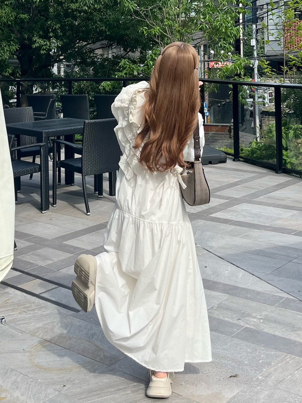 「おでかけコーデ、秋服準備はじめました、今日のコーデ、休日スタイル、低身長コーデ、大人ガーリー、カジュアルガーリー、ボリューム袖、秋服準備始めました、ワンピース、付けフリル、秋コーデ」｜「mysticのドロストギャザーワンピース（ワンピース、ホワイト系）」を使った、miyu Ӧさん（レディース・148cm）の秋コーディネートの2枚目の写真