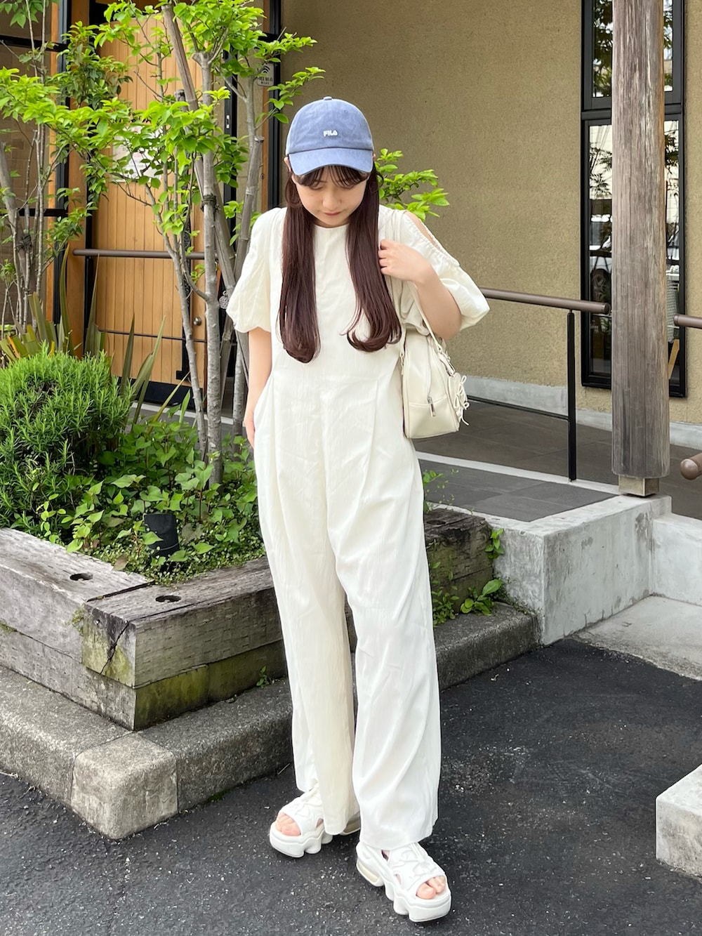 「スポーツミックス、シンプルコーデ、カジュアルスタイル、淡色女子、初夏コーデ、春服、サンダルコーデ、休日コーデ、今日のコーデ、ゆるコーデ、オールインワン、キャップ」|「mysticのショルダースリットオールインワン(つなぎ/オールインワン、ホワイト系)」を使った、miyu Ӧさん(レディース・148cm)の春コーディネートの2枚目の写真