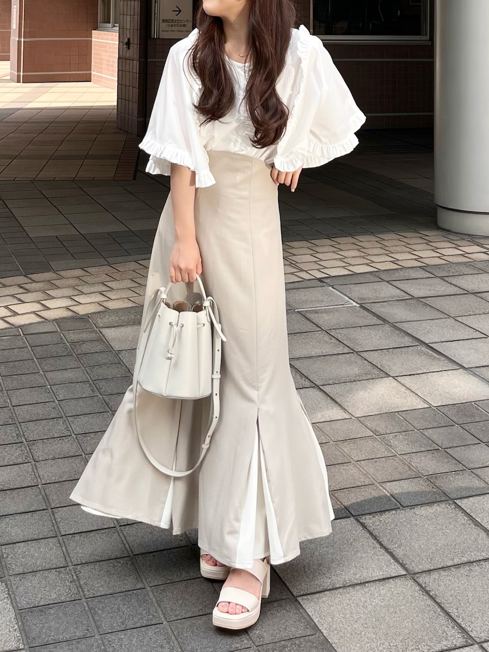 「夏コーデ、お出かけコーデ、大人かわいい、厚底シューズ、夏服コーデ、淡色コーデ、マーメイドスカート、ブラウス、ブラウス×スカート」｜「jumelleのケープフリルブラウス（シャツ/ブラウス、ホワイト系）」を使った、miyu Ӧさん（レディース・148cm）の夏コーディネートの2枚目の写真