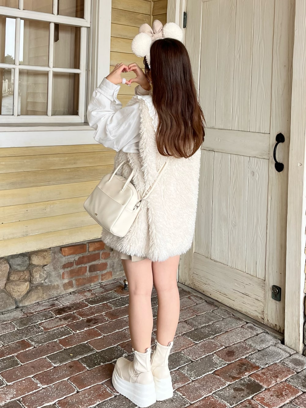 「秋ルック紹介するよ、休日コーデ、おしゃれさんと繋がりたい、シンプルコーデ、ショートブーツ、秋服準備はじめました、淡色コーデ、厚底シューズ、ナチュラルガーリー、白ブーツ、ファー小物、ファーベスト、テーマパークコーデ」｜「one after another NICE CLAUPの【2022AWアイテム】フェイクファーベスト（ベスト、ホワイト系）」を使った、miyu Ӧさん（レディース・148cm）の秋コーディネートの3枚目の写真