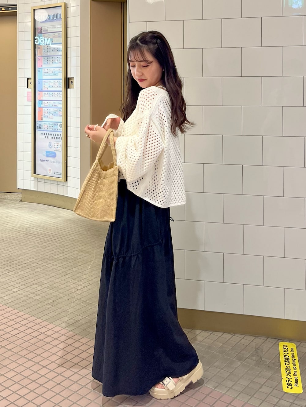 「大人コーデ、大人かわいい、お出かけコーデ、モノトーンコーデ、着回しコーデ、シンプルコーデ、休日スタイル、厚底シューズ、厚底サンダル、ロングスカート、夏ニット」｜「Kastaneの【2022AWアイテム】ナイロンシャーリングスカート（スカート、ブラック系）」を使った、miyu Ӧさん（レディース・148cm）の夏コーディネートの2枚目の写真