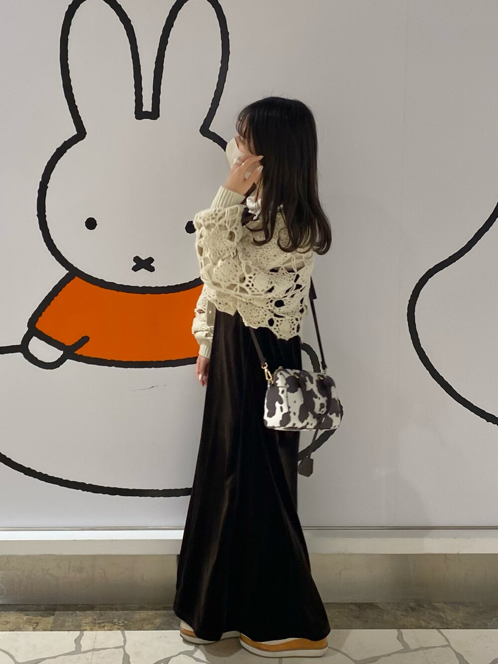 「冬コーデ、ショートブーツ、大人ガーリー、秋冬コーデ、私の推しブランド、ブラウンコーデ、ショルダーバッグ、休日スタイル、今日のコーデ、Kastane、キャミワンピ」｜「Kastaneのカットベロアキャミワンピース（ワンピース、ブラウン系）」を使った、miyu Ӧさん（レディース・148cm）の冬コーディネートの2枚目の写真