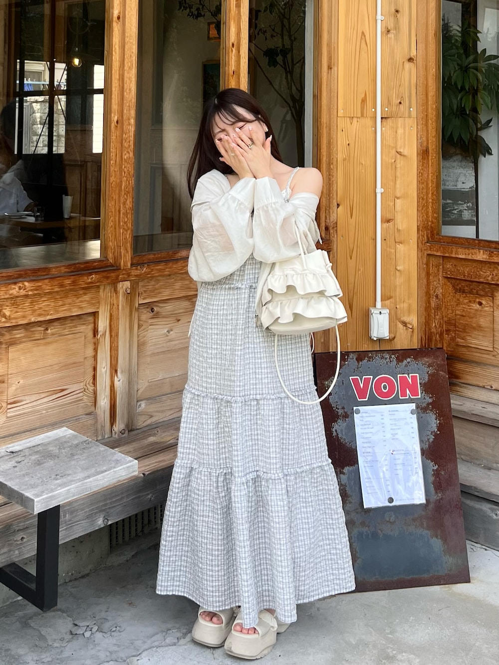 「夏コーデ、おでかけコーデ、シンプルスタイル、夏服、秋先取りコーデ、ロングワンピース、チェック、キャミワンピ、シンプルコーデ、休日スタイル、今日のコーデ、淡色コーデ、大人ガーリー、カジュアルガーリー、低身長コーデ」｜「mysticの【2サイズ展開】ティアードキャミワンピース（ワンピース、ホワイト系）」を使った、miyu Ӧさん（レディース・148cm）の夏コーディネートの2枚目の写真