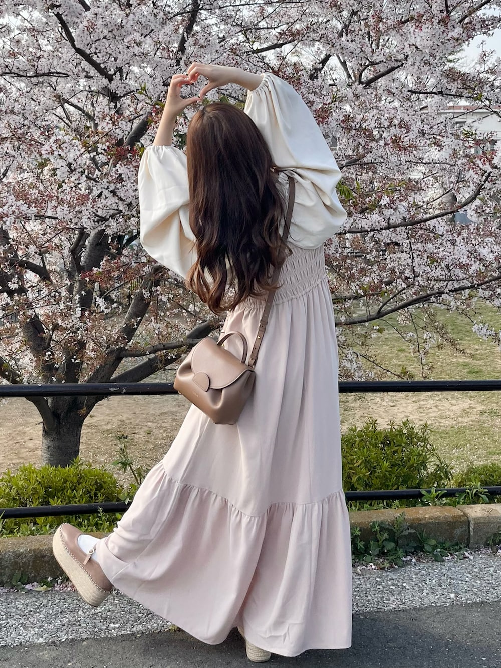 「お出かけコーデ、休日コーデ、春コーデ、オトナカワイイ、お花見コーデ、シンプルコーデ、シンプルスタイル、今日のコーデ、低身長コーデ、春カラー、厚底シューズ、ティアードワンピース、ボリューム袖、ピンク、休日スタイル」｜「archivesのハーフｚｉｐスウェット×シャーリングキャミワンピースＳＥＴ（ワンピース、ホワイト系）」を使った、miyu Ӧさん（レディース・148cm）の春コーディネートの2枚目の写真