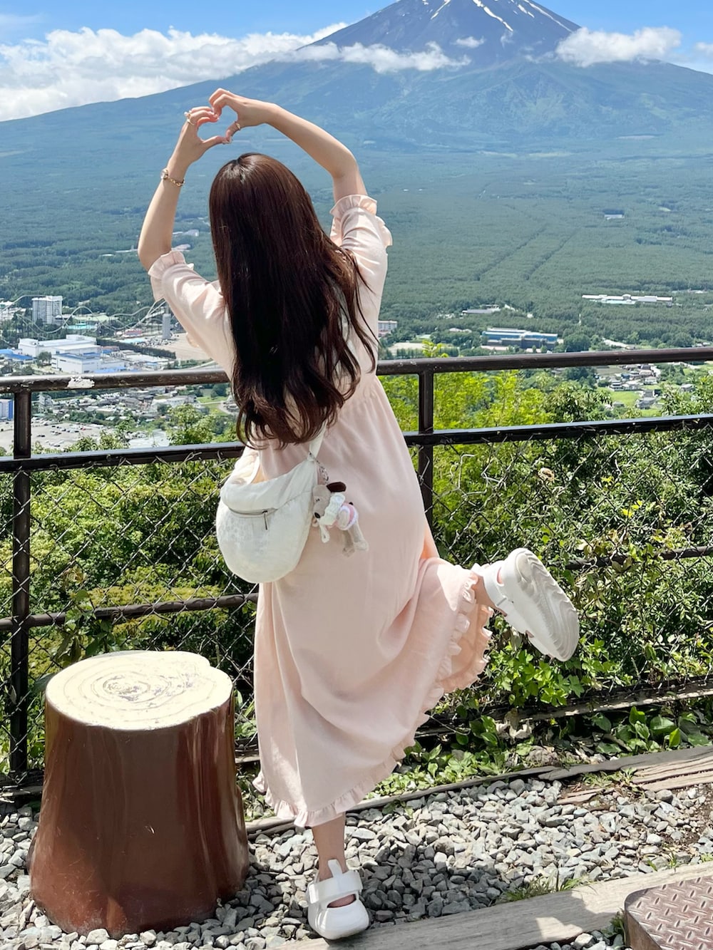「このスタイルがお気に入り、シンプルコーデ、休日コーデ、低身長コーデ、梅雨コーデ、ガーリーコーデ、ワンピース、夏コーデ、春夏コーデ、厚底シューズ」|「merry jennyのrabbit刺繍ガーゼワンピース(ワンピース、ピンク系)」を使った、miyu Ӧさん(レディース・148cm)の夏コーディネートの2枚目の写真
