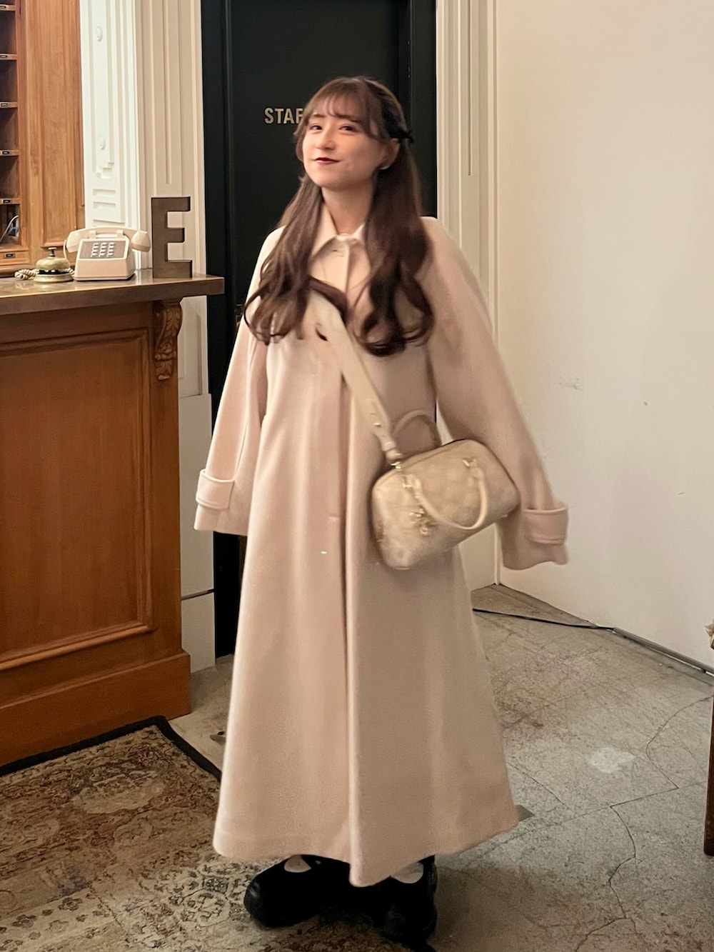 「冬のコーデ、お出かけコーデ、シンプルコーデ、休日スタイル、カジュアルガーリー、オトナカワイイ、デニムコーデ、おでかけコーデ、ガーリーコーデ、フレンチガーリー、低身長コーデ」｜「MAJESTIC LEGONの肩リボンきらめきビスチェ（ベスト、ブラック系）」を使った、miyu Ӧさん（レディース・148cm）の冬コーディネートの3枚目の写真