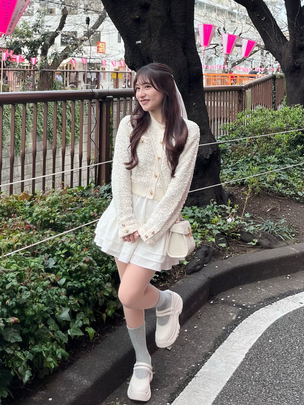 「春めき満開コーデ、スカーフ、春服、大人ガーリー、春カラー、低身長女子、フェミニンコーデ、低身長コーデ、休日スタイル、今日のコーデ、淡色コーデ、厚底サンダル、ワントーンコーデ、ホワイトコーデ、韓国ファッション」｜「LILY BROWNのツイードニットカーディガン（カーディガン/ボレロ、ホワイト系）」を使った、miyu Ӧさん（レディース・149cm）の春コーディネートの2枚目の写真
