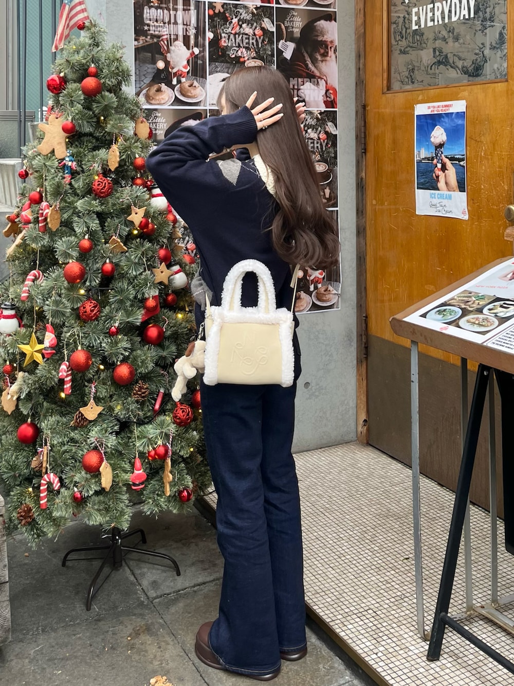 「ファッションを楽しもう、休日スタイル、お出かけコーデ、でにむ、デニムパンツ、クリスマスに着たい服、パンツスタイル、ファー小物、ショートブーツ、冬服、秋服」｜「MOUSSYのHW Rebirth FLARE（デニムパンツ、ブルー系）」を使った、miyu Ӧさん（レディース・148cm）の冬コーディネートの2枚目の写真