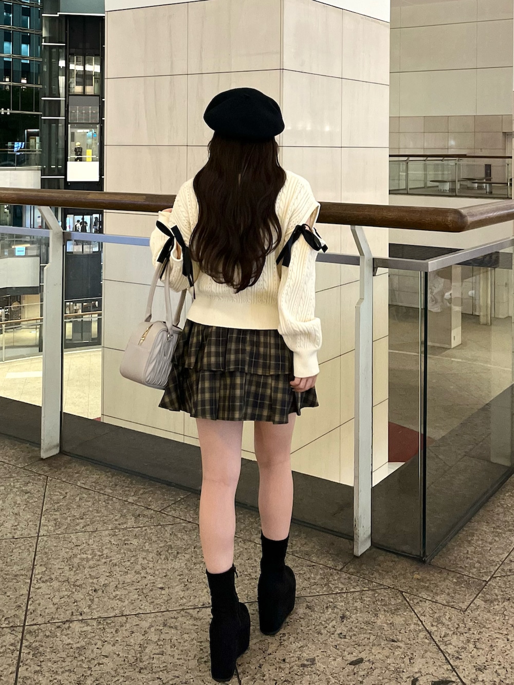 「秋コーデ、秋服、お出かけコーデ、ニットカーディガン、厚底シューズ、ブーツスタイル、チェック、ニット、ティアードスカート、低身長コーデ、ガーリーコーデ」｜「MAJESTIC LEGONのロマンティックケーブル肩あきニット（ニット/セーター、ホワイト系）」を使った、miyu Ӧさん（レディース・149cm）の秋コーディネートの2枚目の写真