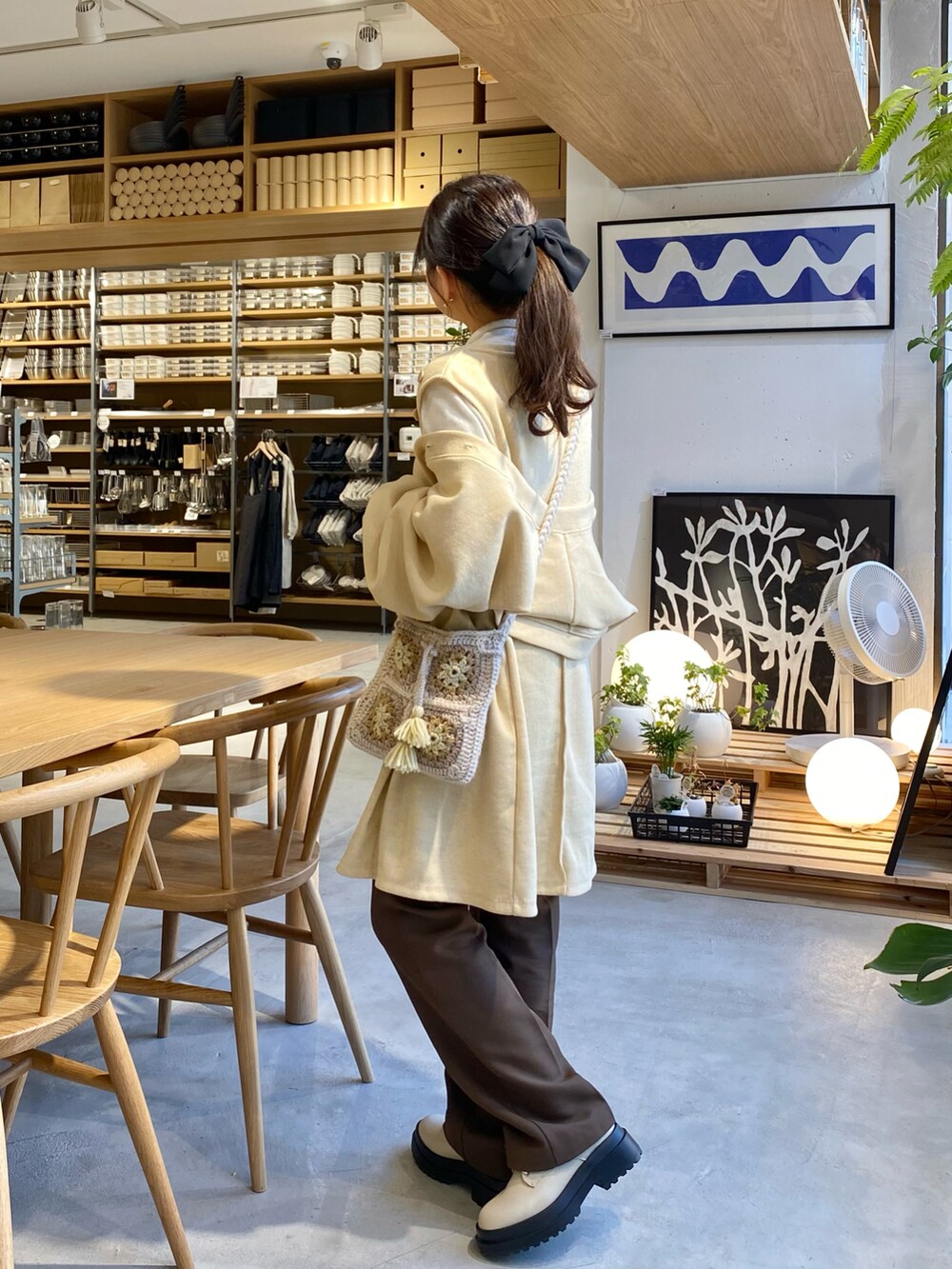 「今日のコーデ、ニット/セーター、シンプルコーデ、休日スタイル、着回しコーデ、パンツスタイル、ガーリーコーデ、ミニバッグ、厚底シューズ」|「Kastaneの【マルチウェイ】スリットボレロSET(カーディガン/ボレロ、ホワイト系)」を使った、miyu Ӧさん(レディース・148cm)の冬コーディネートの2枚目の写真