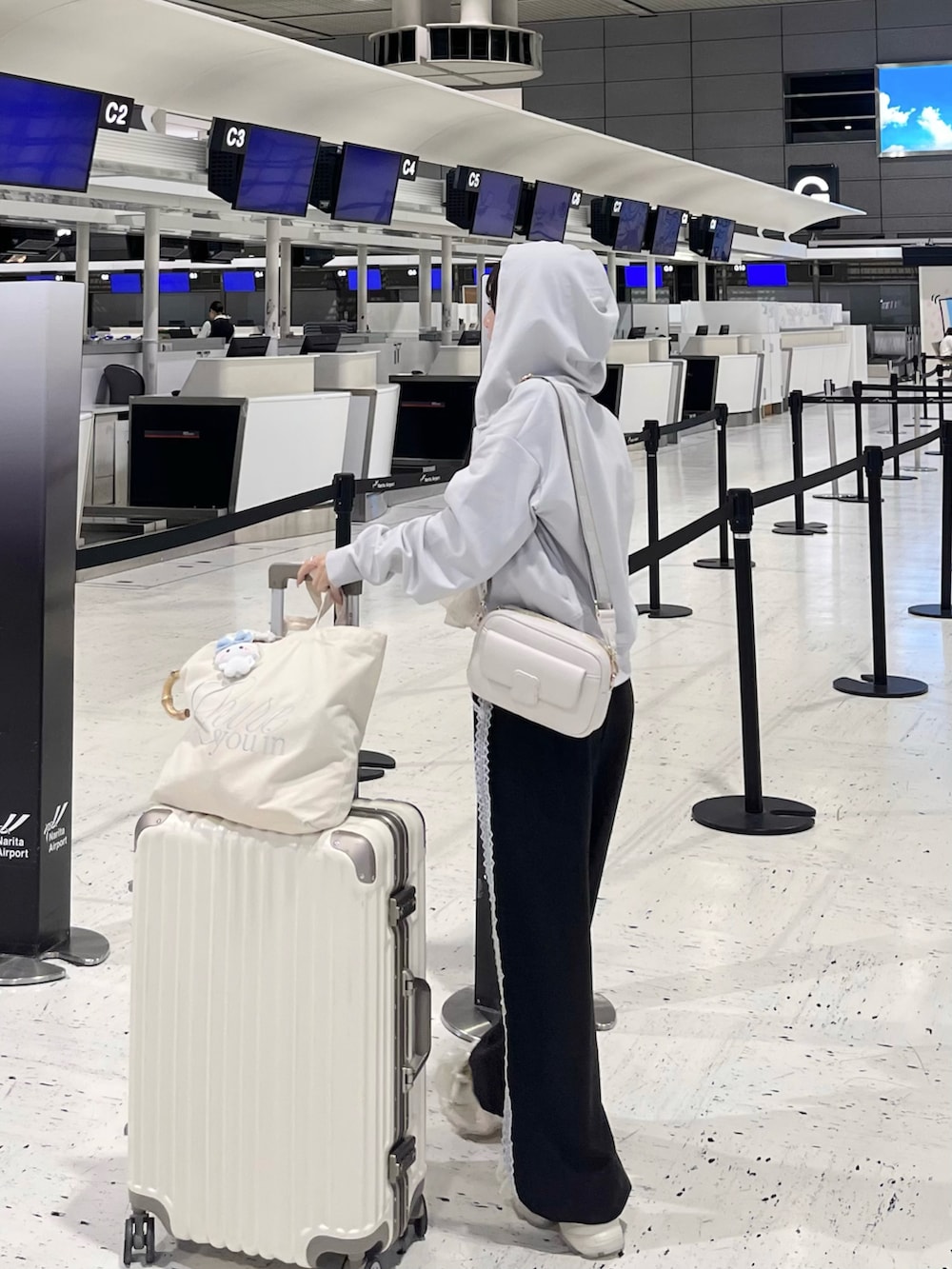 「ゆるコーデ、最近のいい感じコーデ、低身長女子、厚底サンダル、ラフコーデ、スウェットコーデ、カジュアルガーリー、パーカーコーデ、空港ファッション、低身長コーデ、春コーデ、パンツスタイル」|「GUのアイテム(パーカー、グレー系)」を使った、miyu Ӧさん(レディース・149cm)の夏コーディネートの2枚目の写真
