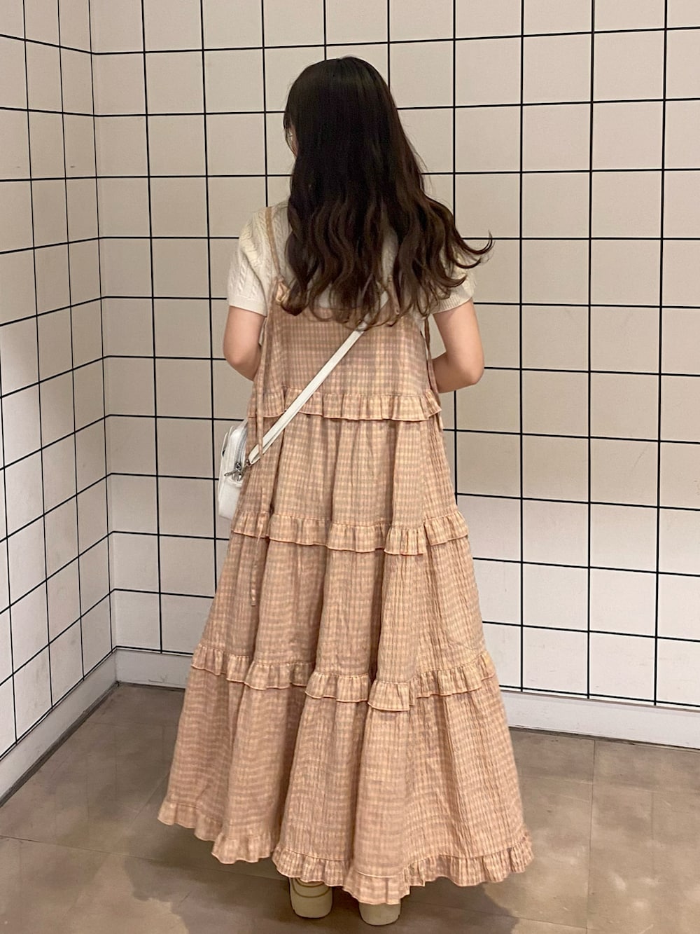 「秋カラー、秋服準備はじめました、キャミワンピ、ミニバッグ、厚底シューズ、ボリュームスカート、ニット」｜「Alley by w closetの【Alley】ギンガムチェックフリルティアードキャミワンピース（ワンピース、ピンク系）」を使った、miyu Ӧさん（レディース・148cm）の秋コーディネートの2枚目の写真