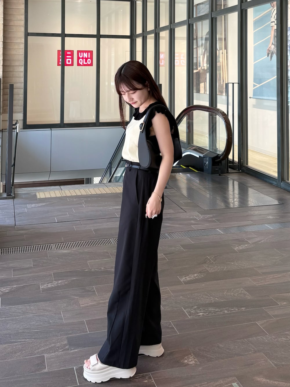「厚底シューズ、夏ファッション、シンプル、低身長コーデ、低身長女子、夏服コーデ、きれいめコーディネート、おでかけコーデ、パンツスタイル、ノースリーブ、厚底サンダル、シンプルコーデ」｜「mysticの【3色展開】フリルニットタンク（ニット/セーター、ベージュ系）」を使った、miyu Ӧさん（レディース・149cm）の夏コーディネートの2枚目の写真