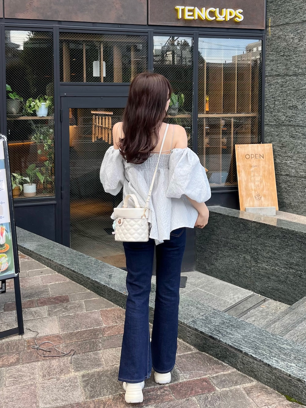 「大人かわいい、夏コーデ、夏服、初秋コーデ、デニムコーデ、今日のコーデ、カジュアルガーリー、フェミニン、デニムパンツ、厚底サンダル、お出かけコーデ、シンプルコーデ、パンツスタイル、低身長コーデ、低身長女子」｜「LILY BROWNの３wayジャガードペプラムビスチェ（ベスト、グレー系）」を使った、miyu Ӧさん（レディース・149cm）の夏コーディネートの2枚目の写真