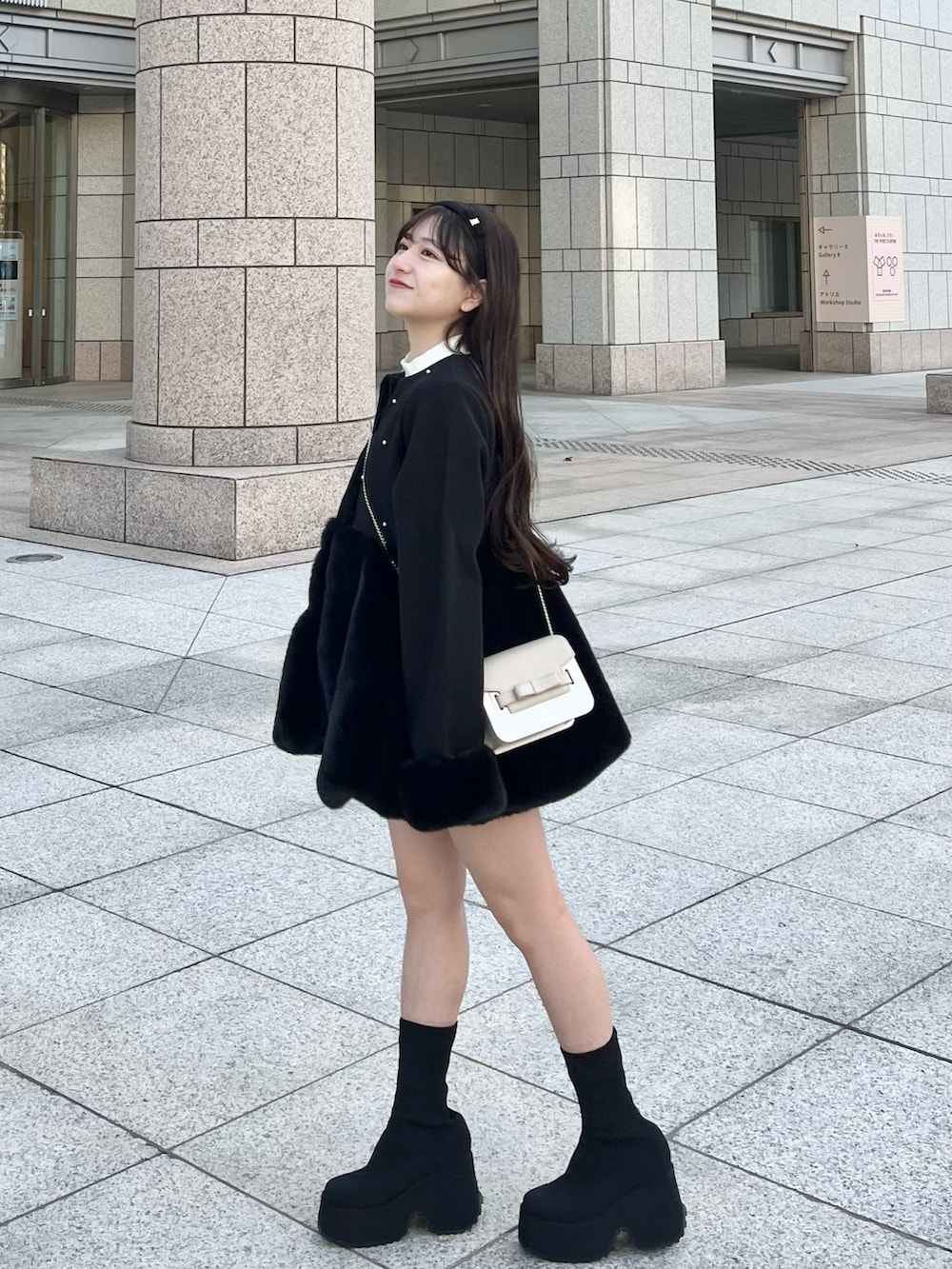 「お出かけコーデ、今日のコーデ、シンプルスタイル、フェミニンコーデ、ショートブーツ、厚底ブーツ、GRL、ブラックコーデ、モノトーンコーデ、低身長コーデ、冬コーデ、ミニバッグ、ペプラムコート」|「GRLのアイテム(トップス、ブラック系)」を使った、miyu Ӧさん(レディース・149cm)の冬コーディネートの2枚目の写真
