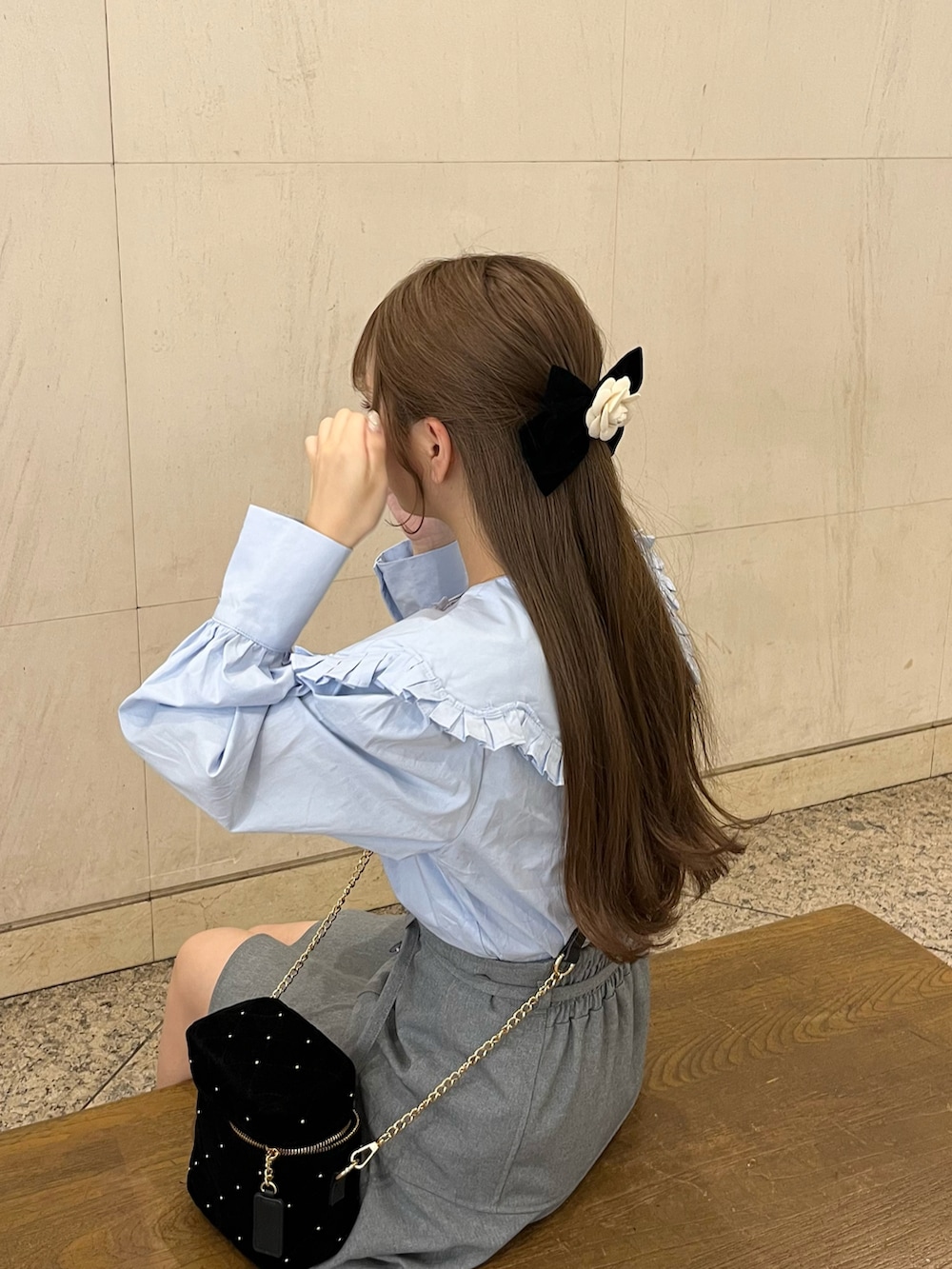 「秋服まるっと大公開、秋服、休日コーデ、韓国ファッション、ガーリーコーデ、フレンチガーリー、ミニ丈コーデ、プチプラコーデ、秋コーデ、シンプルスタイル、厚底サンダル」|「AS KNOW AS plusの○ボタン付きマーメイドミニスカート(スカート、グレー系)」を使った、miyu Ӧさん(レディース・148cm)の秋コーディネートの2枚目の写真