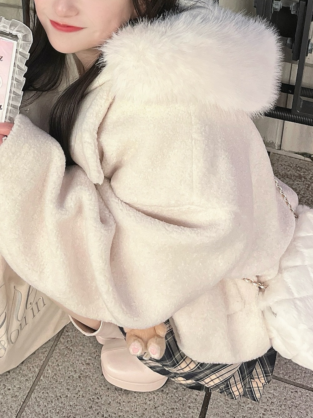 「真冬のあったかスタイル、ボアジャケット、大人かわいい、お出かけコーデ、低身長女子、低身長コーデ、ロングブーツ、GRL、チェック、シンプルコーデ、大人ガーリー、ホワイトコーデ、淡色コーデ、ブーツ、参戦コーデ」｜「sheinのアイテム（パーカー、ホワイト系）」を使った、miyu Ӧさん（レディース・149cm）の冬コーディネートの3枚目の写真